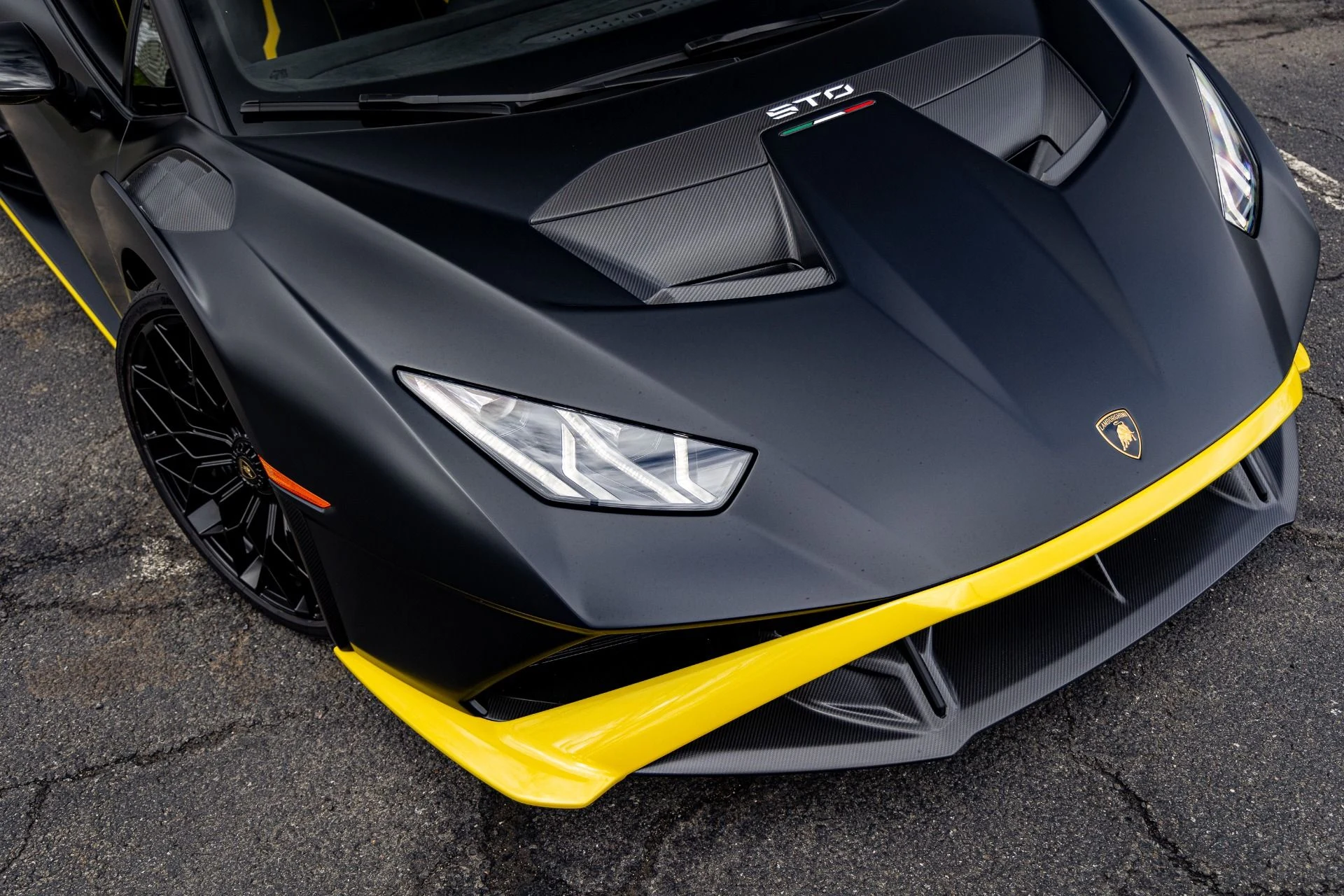mph031_1085737731_Used_2023_Lamborghini_Huracan_STO_1724257778_dbddb29f1b
