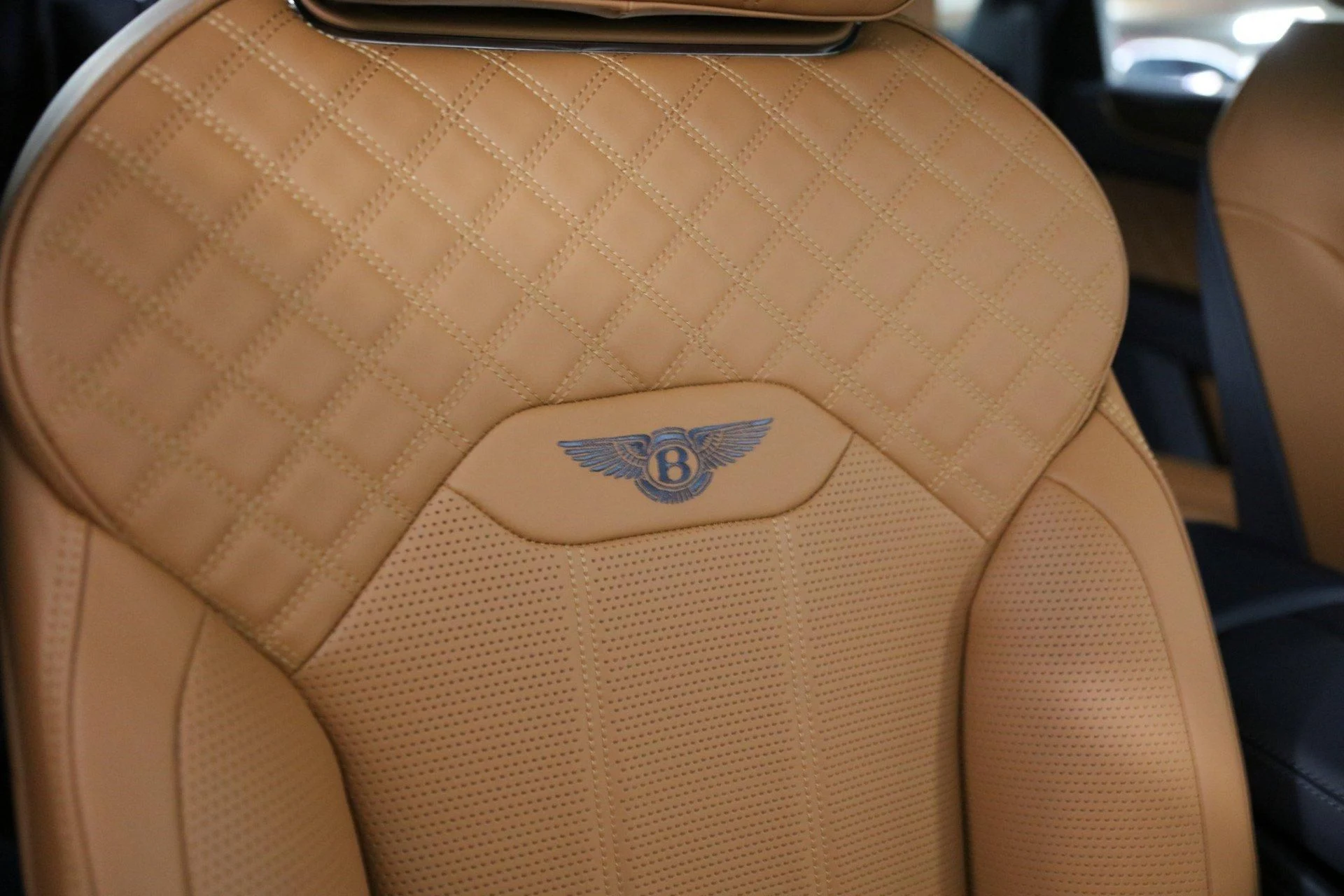 mph031_1105139162_Used_2022_Bentley_Bentayga_V8_1678278185_310da20292