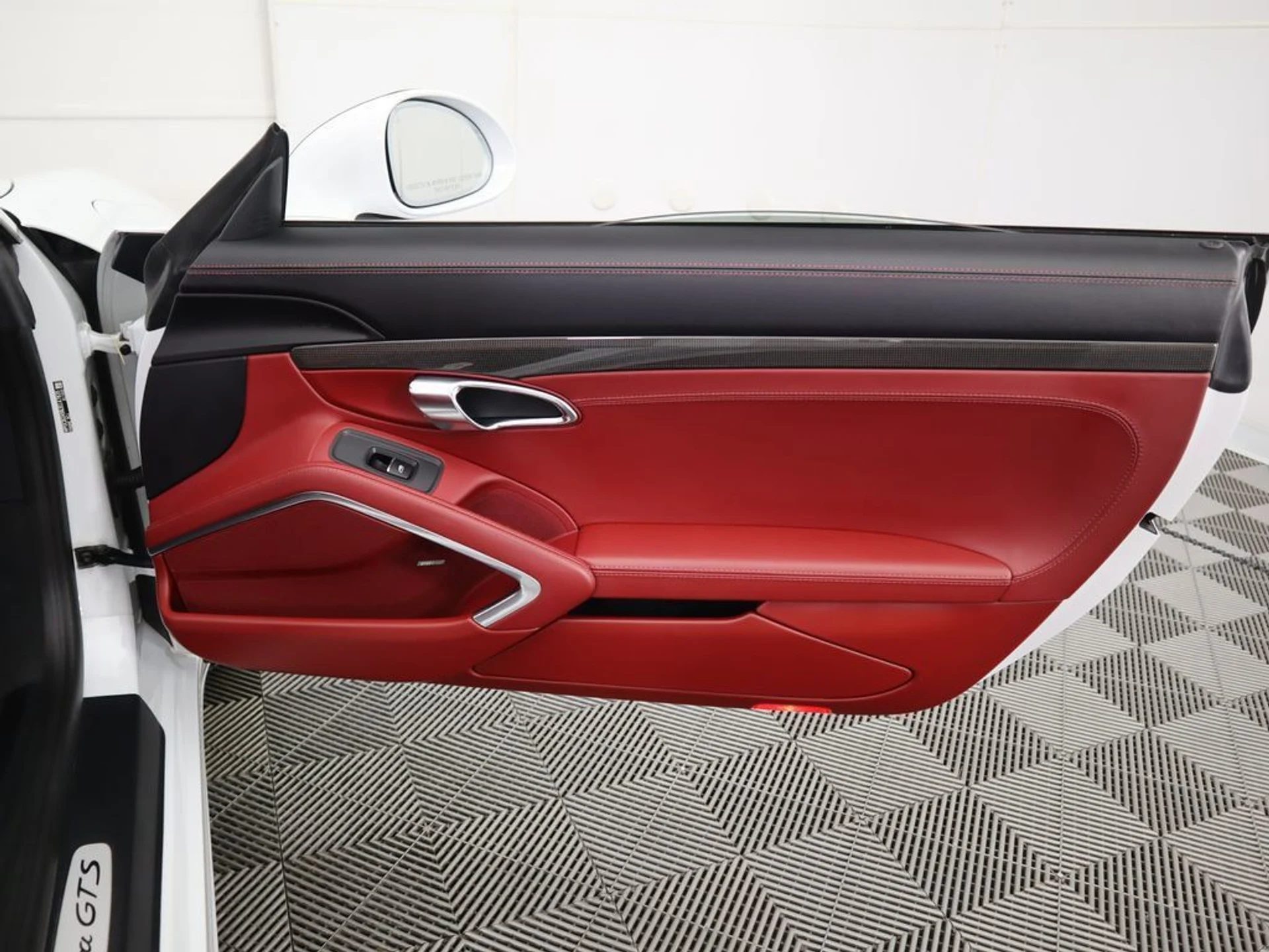 mph031_111667075_used_2018_porsche_911_carrera4gtscabriolet_8119_22948233_32_1024_7c21111484