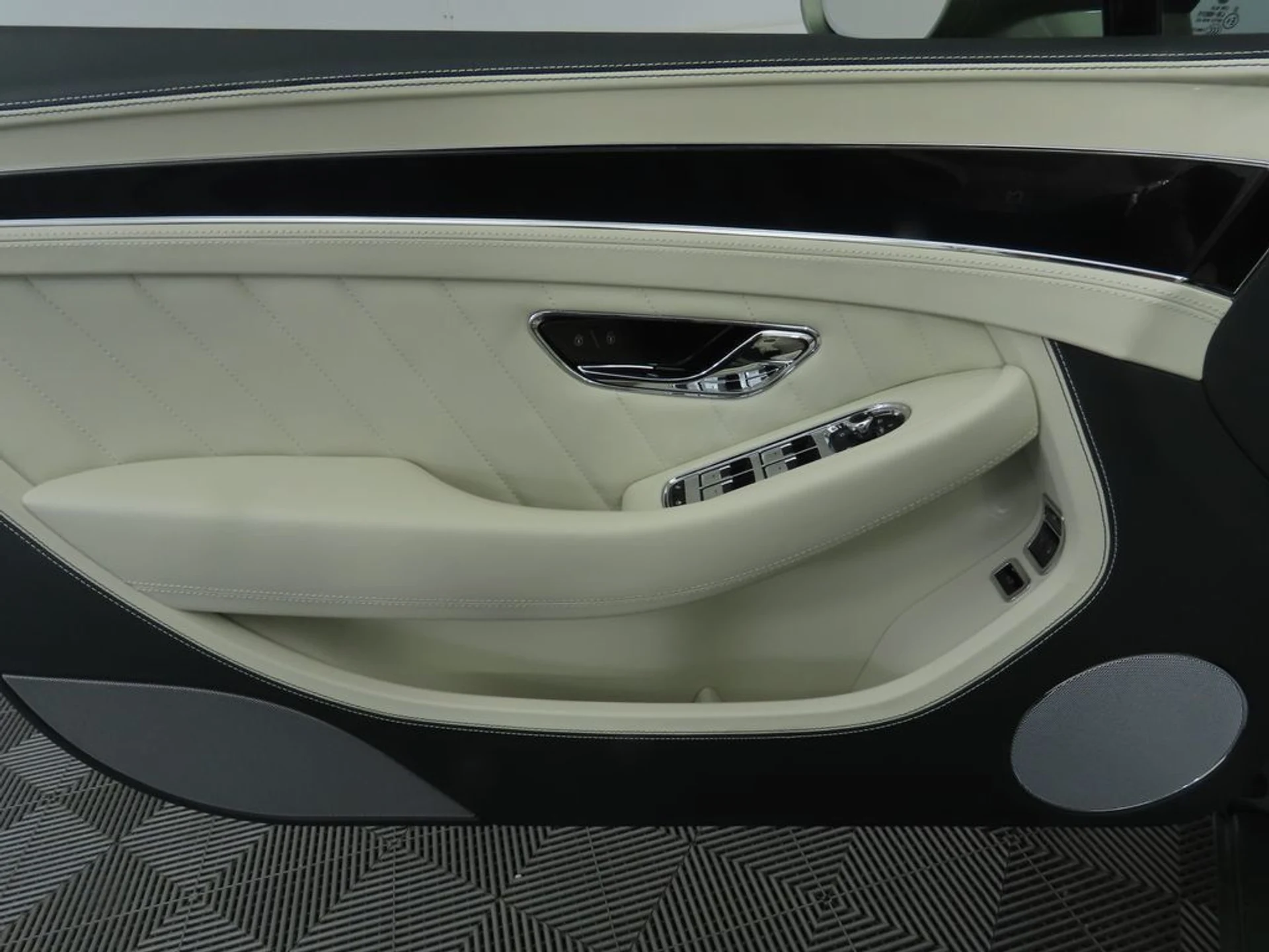 mph031_1119126636_used_2024_bentley_continental_gtv8convertible_8119_22977693_32_1024_3299cd334f