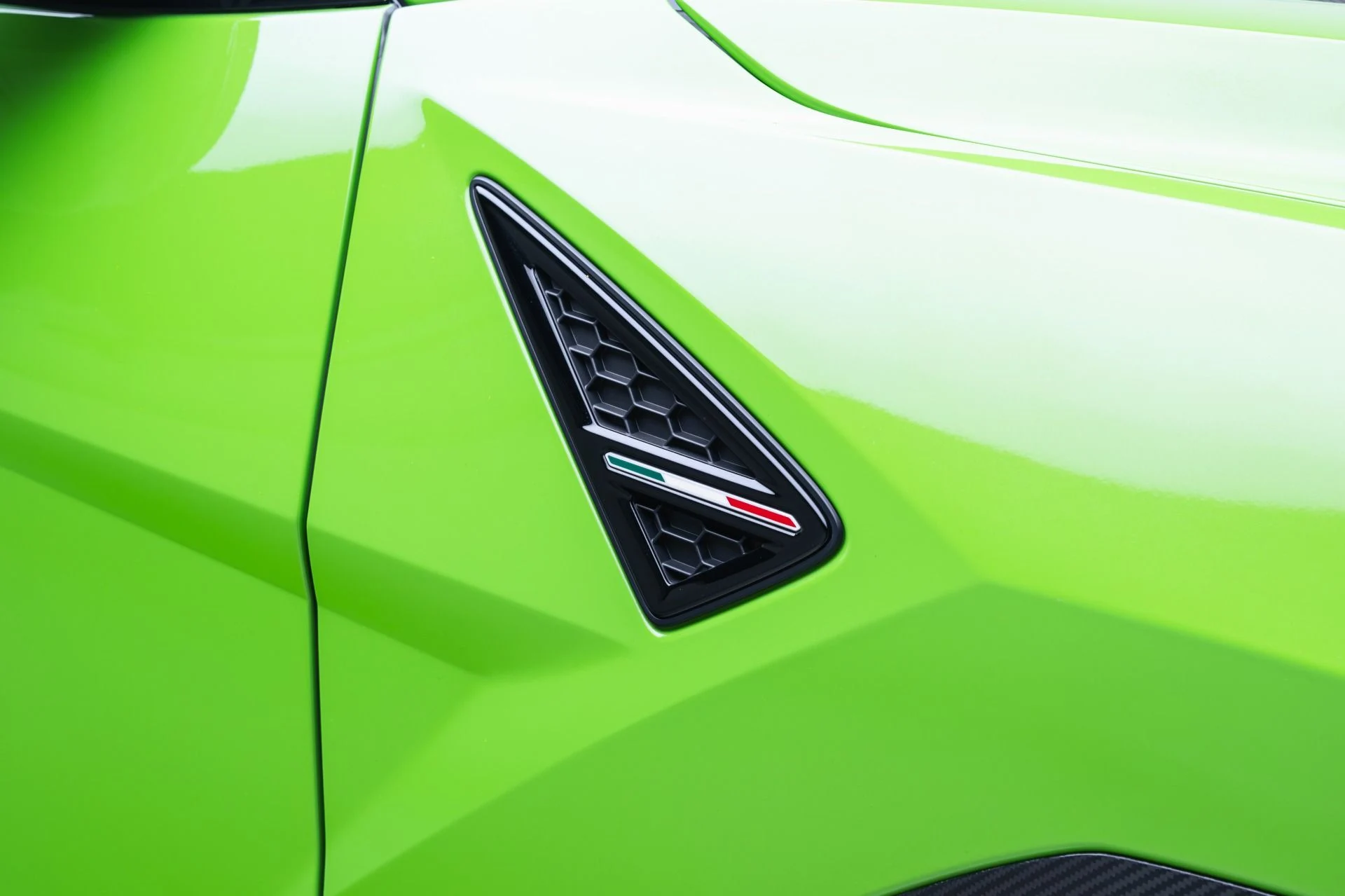 mph031_1125765189_Used_2023_Lamborghini_Urus_Performante_1779121057_90027e01da