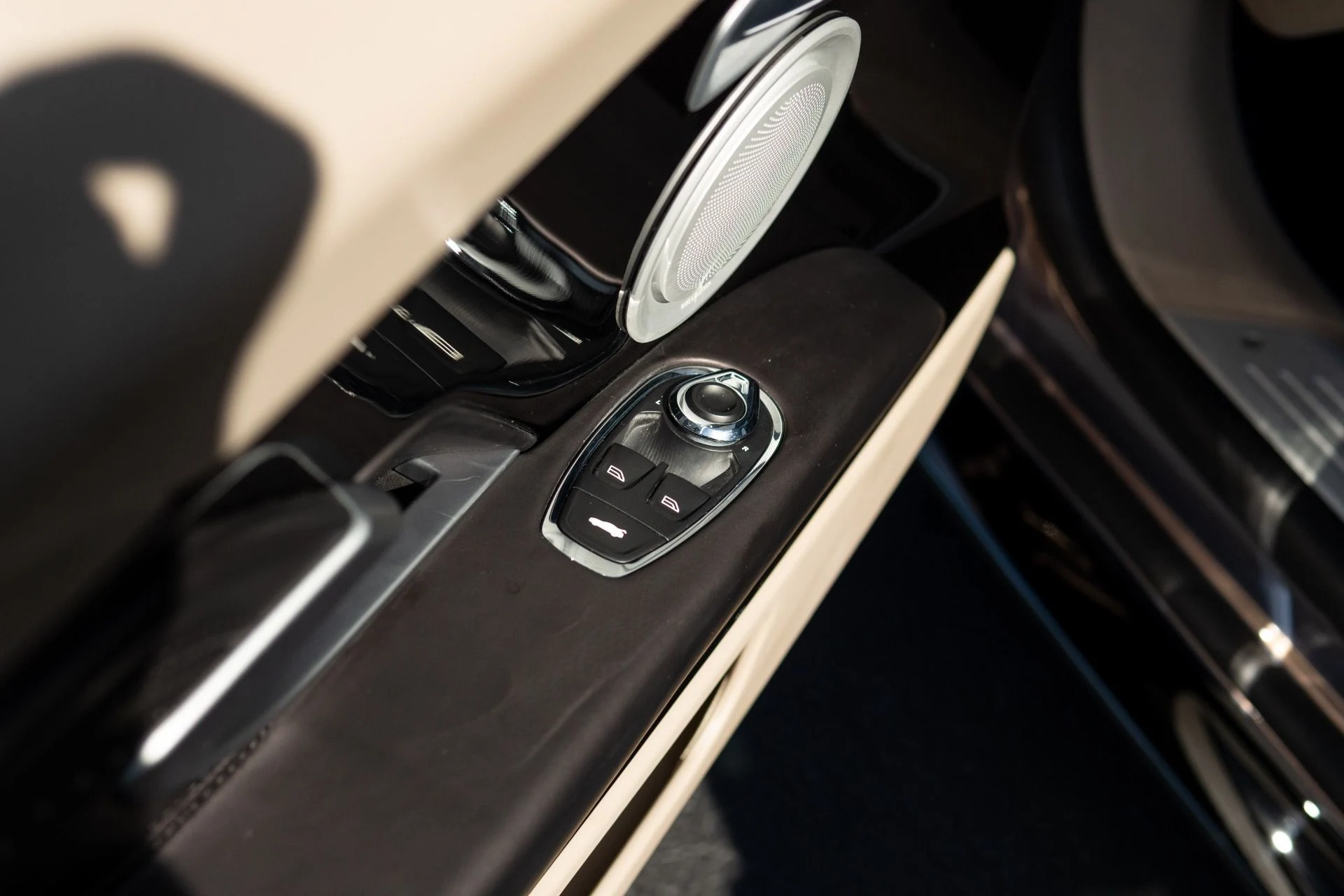 mph031_1129126906_Used_2023_Aston_Martin_DB_11_V8_1765580220_0ee857bdaa