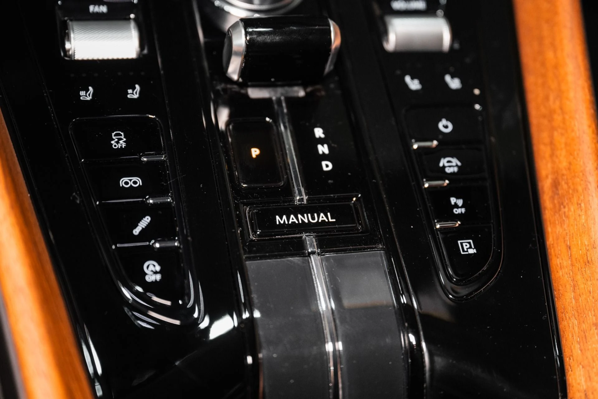 mph031_1131149273_Used_2025_Aston_Martin_DB_12_Coupe_1748960287_d679254e74