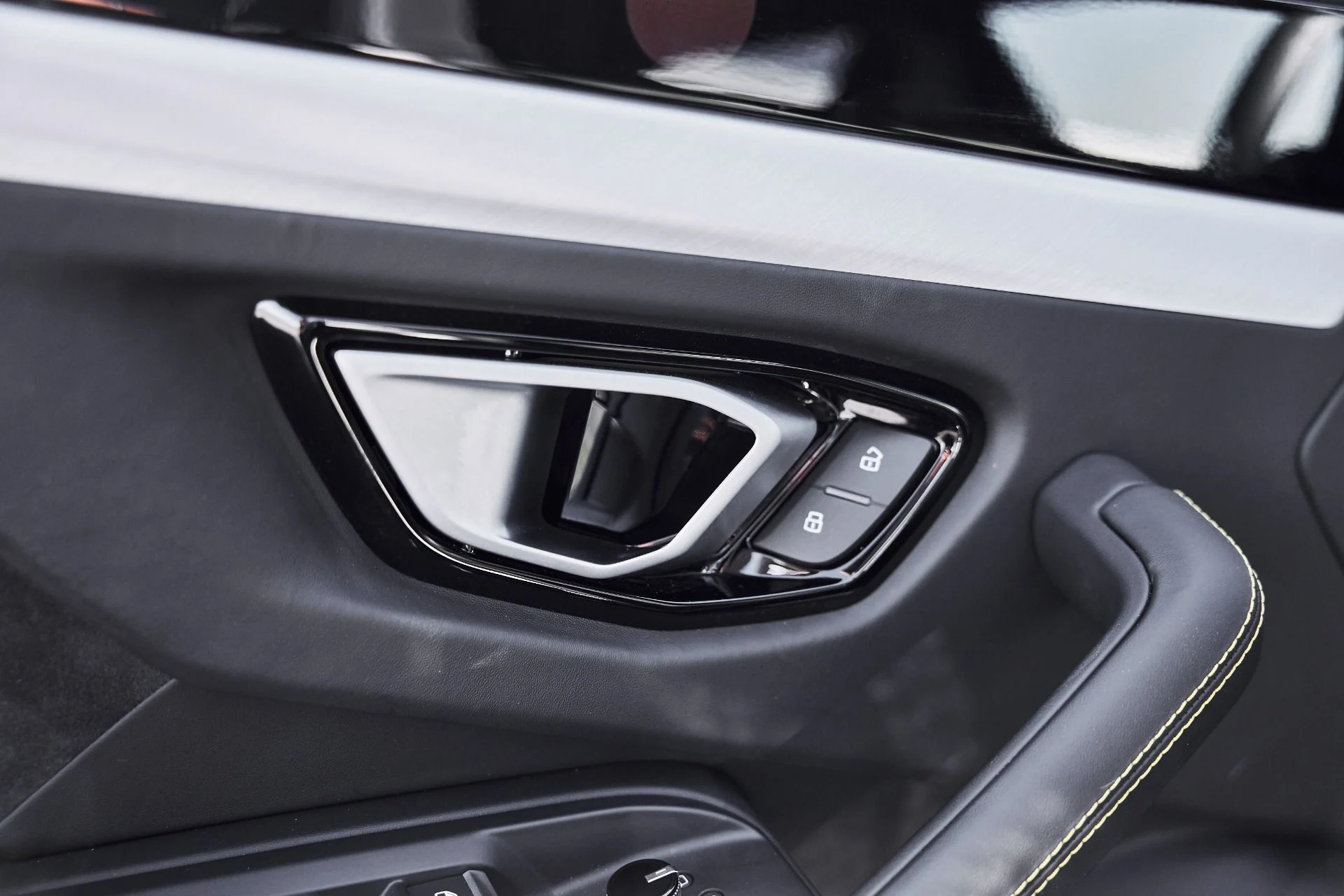 mph031_1152704496_Used_2024_Lamborghini_Urus_S_1780082865_1a1b530eae