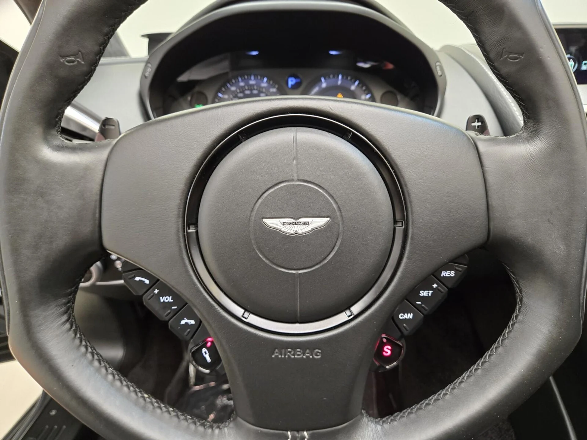 mph031_1173847619_Used_2015_Aston_Martin_Vanquish_Volante_1756882965_7e20b8c2bd