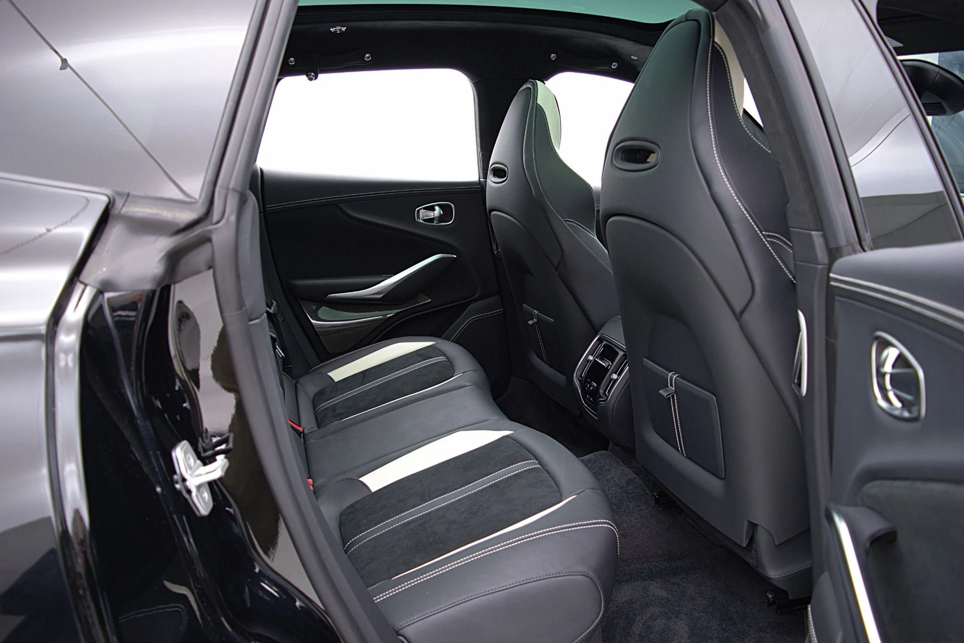 mph031_1205683716_Used_2023_Aston_Martin_DBX_707_2887adfe86