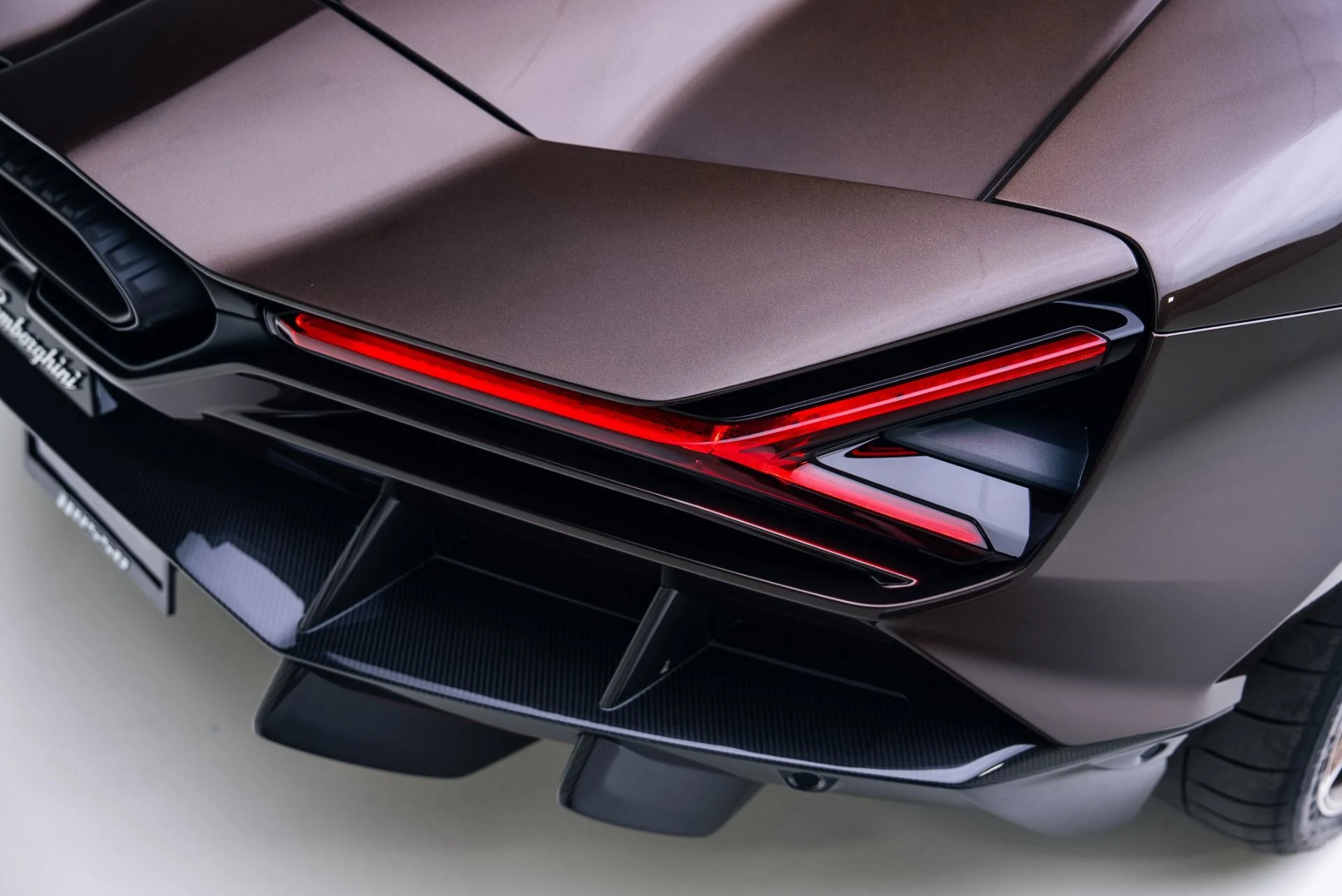 mph031_1261959249_Used_2025_Lamborghini_Revuelto_1764978573_32ffee32c6