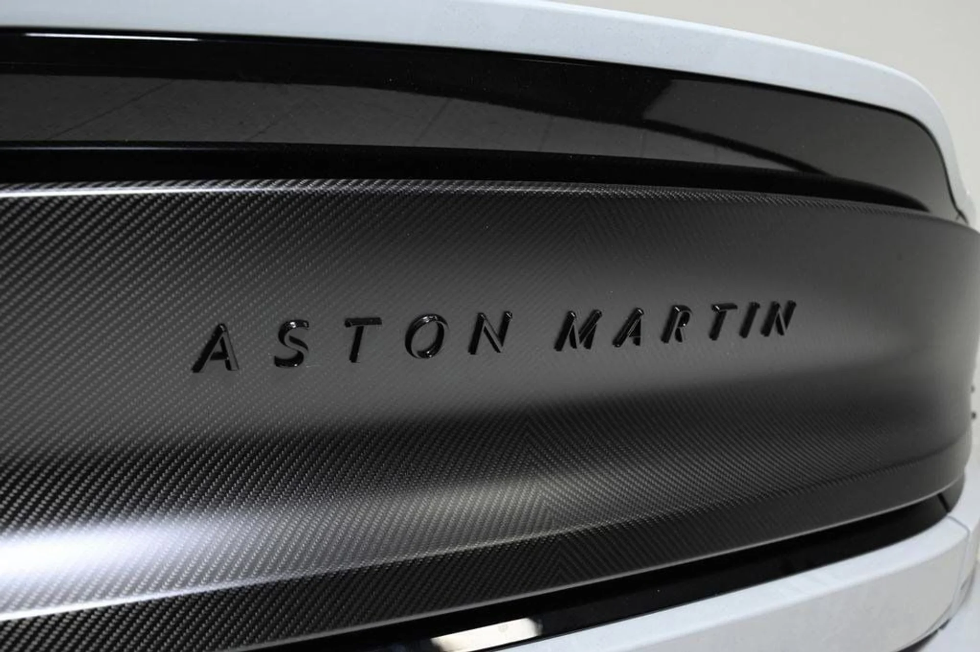 mph031_1280914974_used_2025_aston_martin_vanquish_coupe_11350_22829268_31_1024_fd1f5da19d