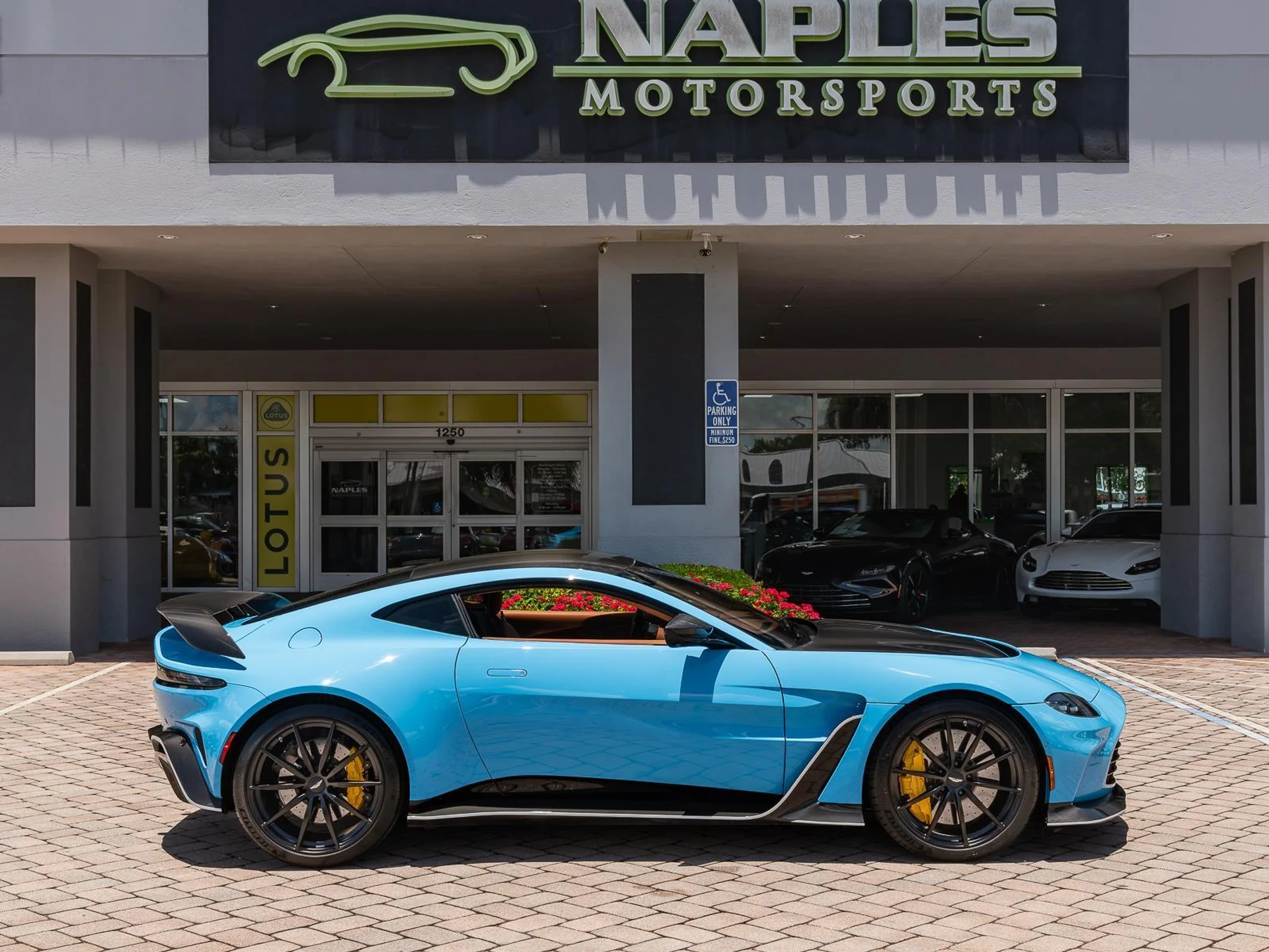 mph031_1297847697_Used_2023_Aston_Martin_Vantage_V12_1780952620_1087bef5ce