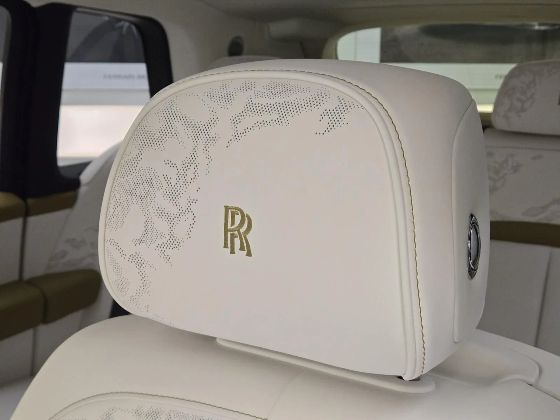 mph031_1359932865_New_2027_Rolls_Royce_Cullinan_1792818912_778f19309e