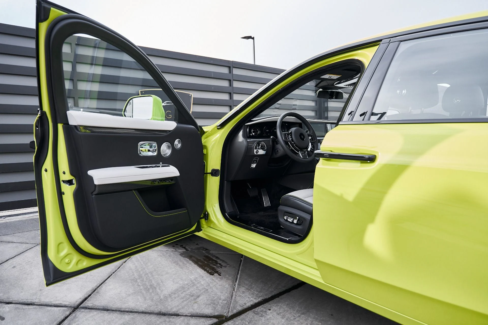 mph031_136716_Used_2025_Rolls_Royce_Ghost_Black_Badge_1769049502_c20bb2fe4f