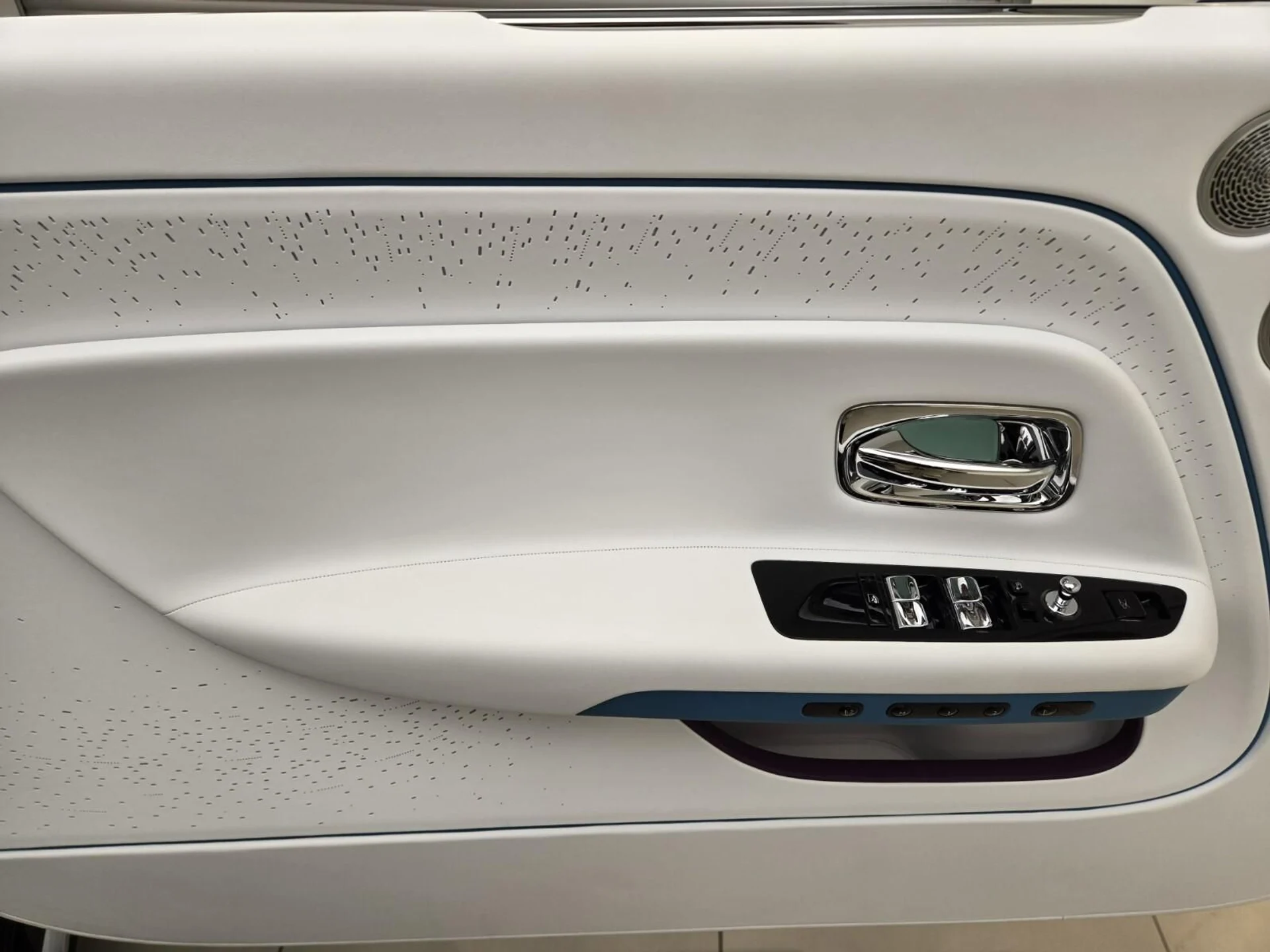 mph031_1420114336_Used_2024_Rolls_Royce_Spectre_1761122053_ec7716975f