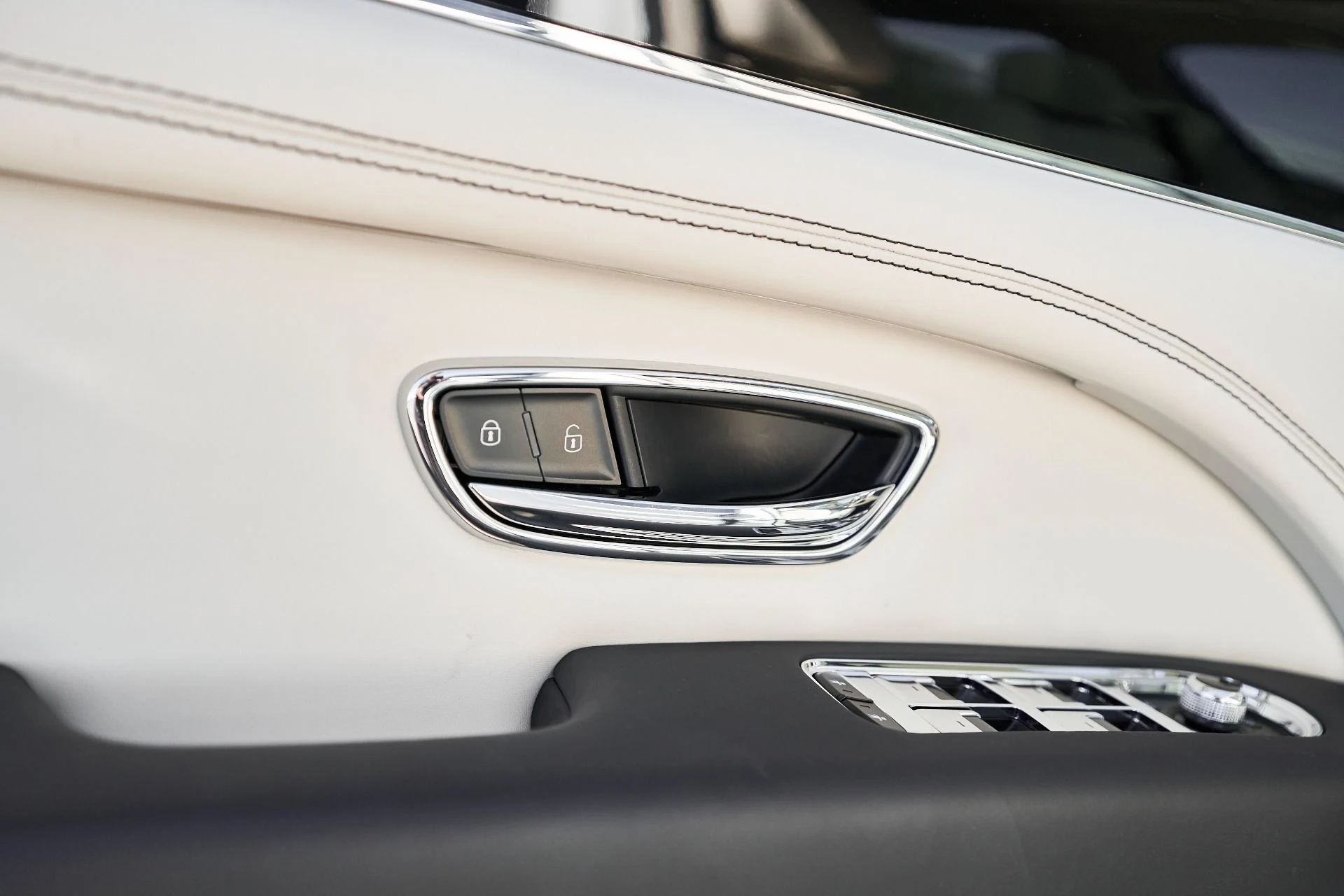 mph031_1427100254_Used_2024_Bentley_Bentayga_Hybrid_S_1759985924_01571da2bd