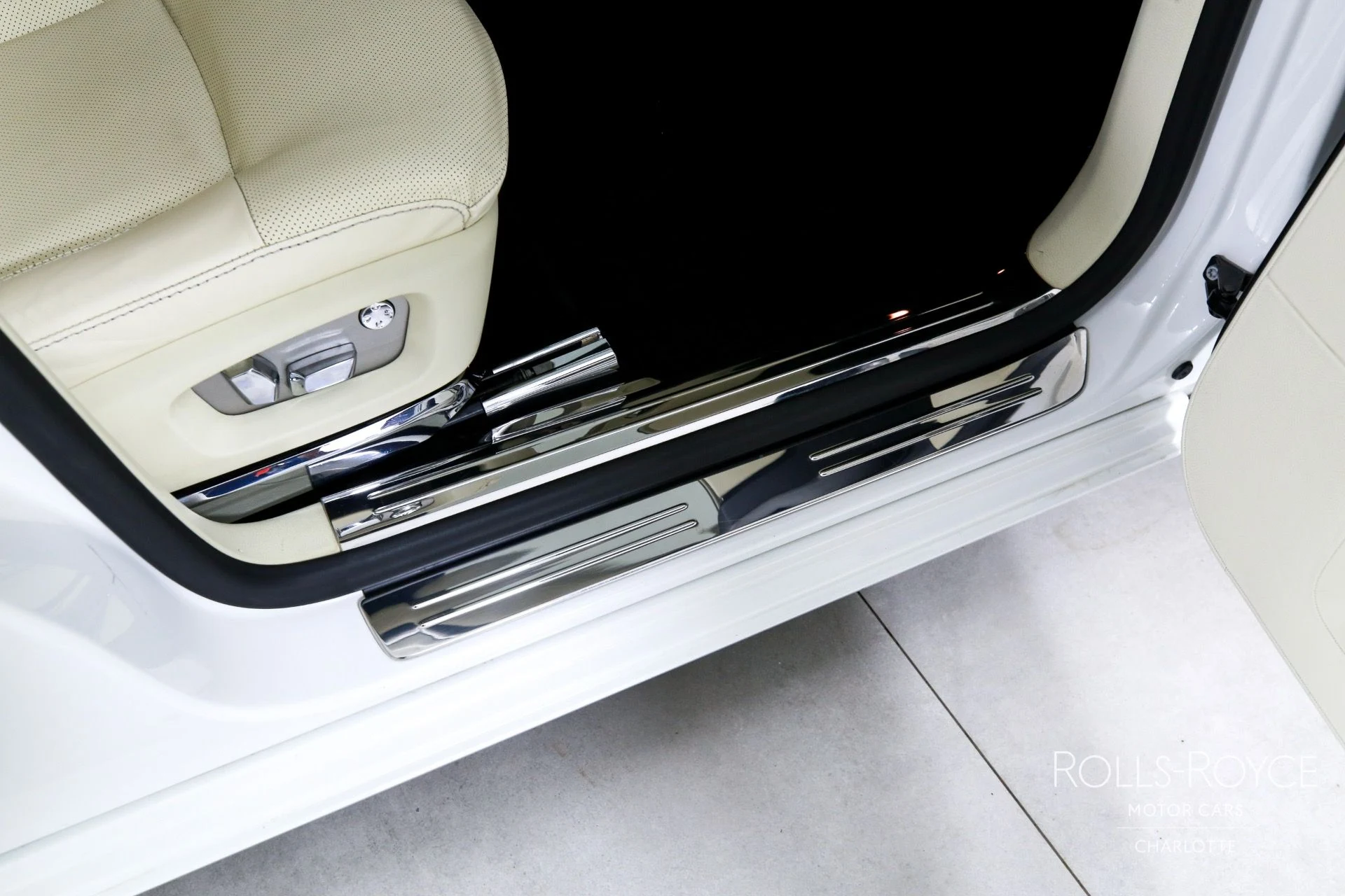 mph031_1436809091_Used_2012_Rolls_Royce_Ghost_1754583804_92843ea0b4