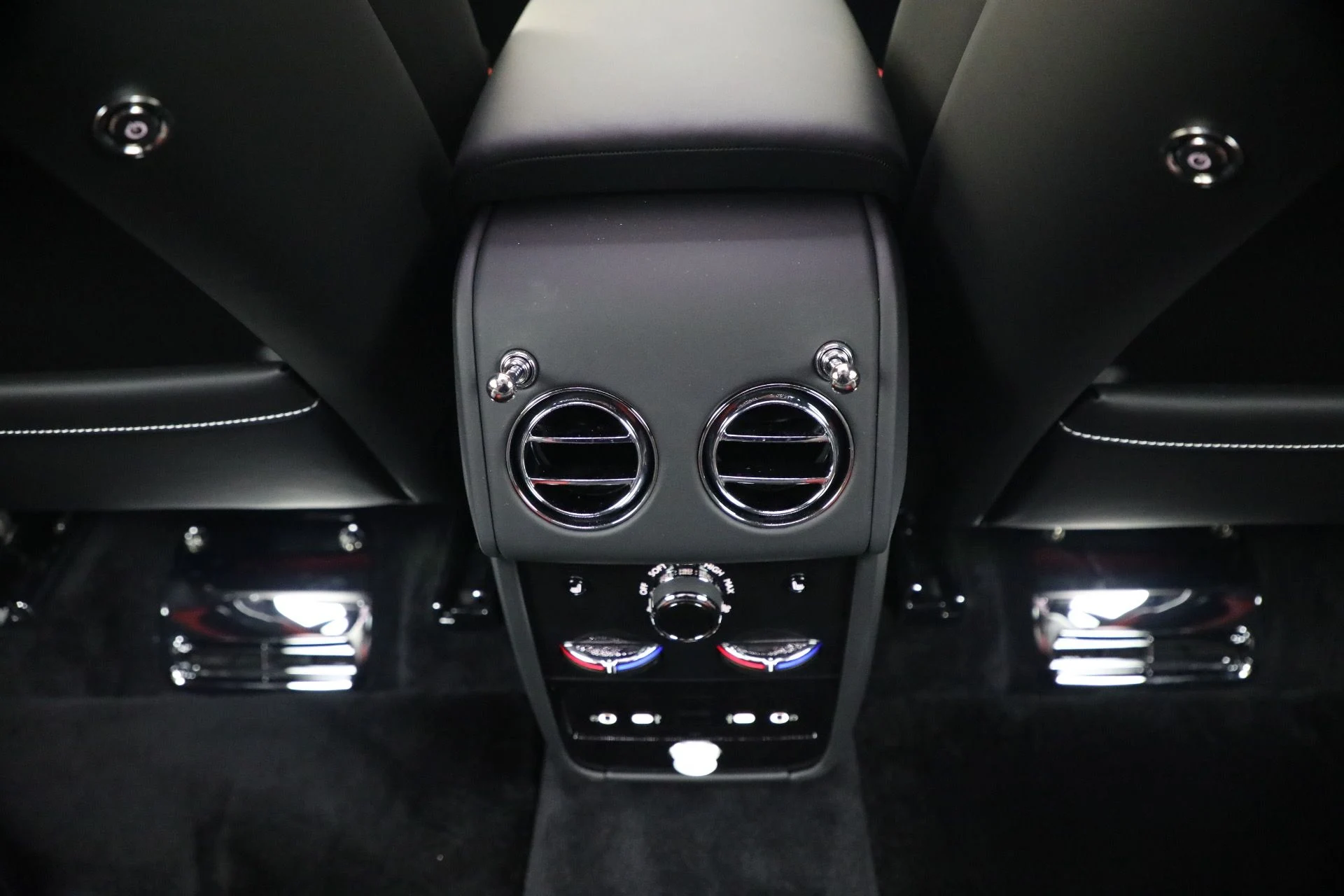 mph031_1440094721_New_2027_Rolls_Royce_Black_Badge_Cullinan_01b9f84df5
