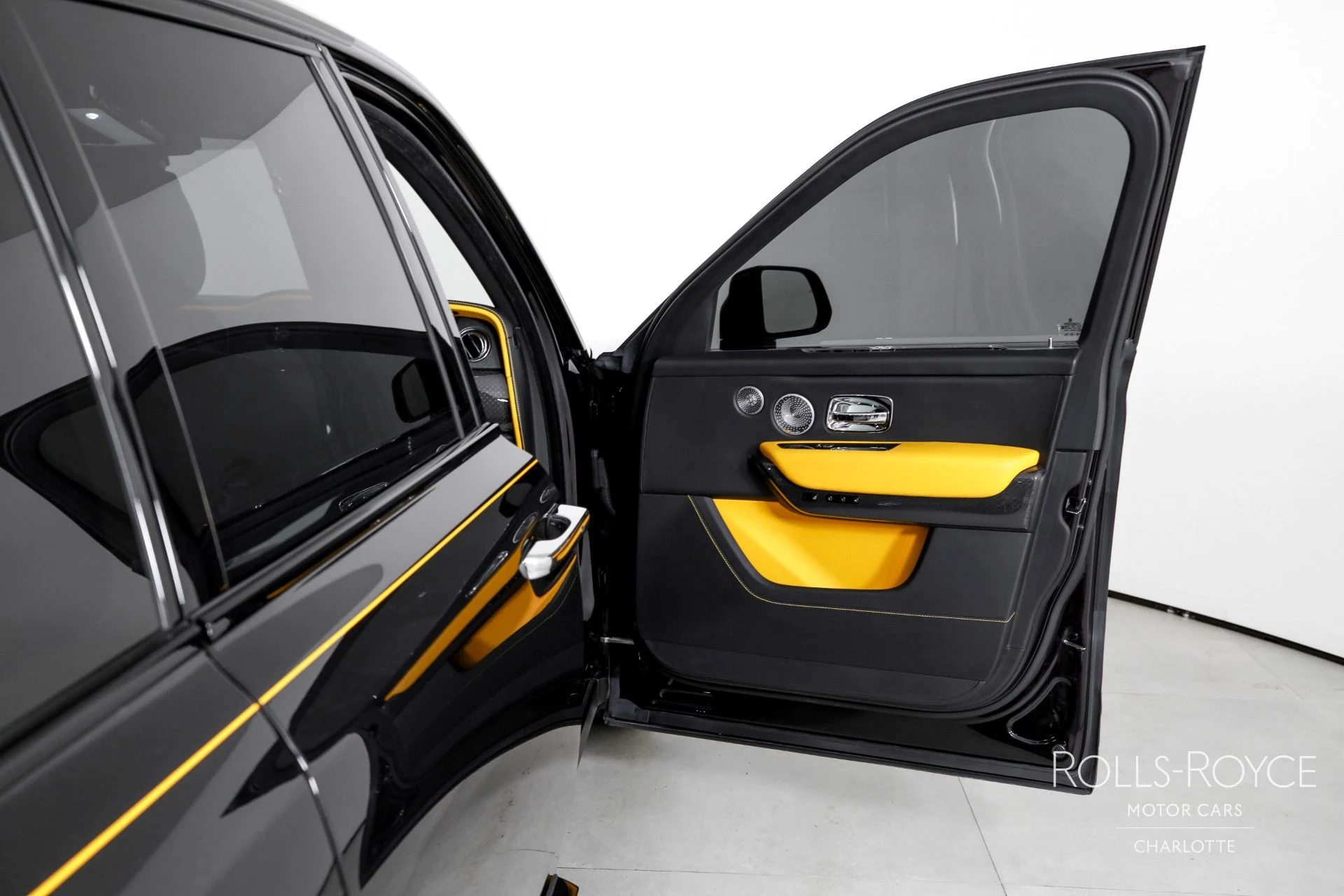 mph031_145052651_Used_2023_Rolls_Royce_Black_Badge_Cullinan_1767375090_1866ece104