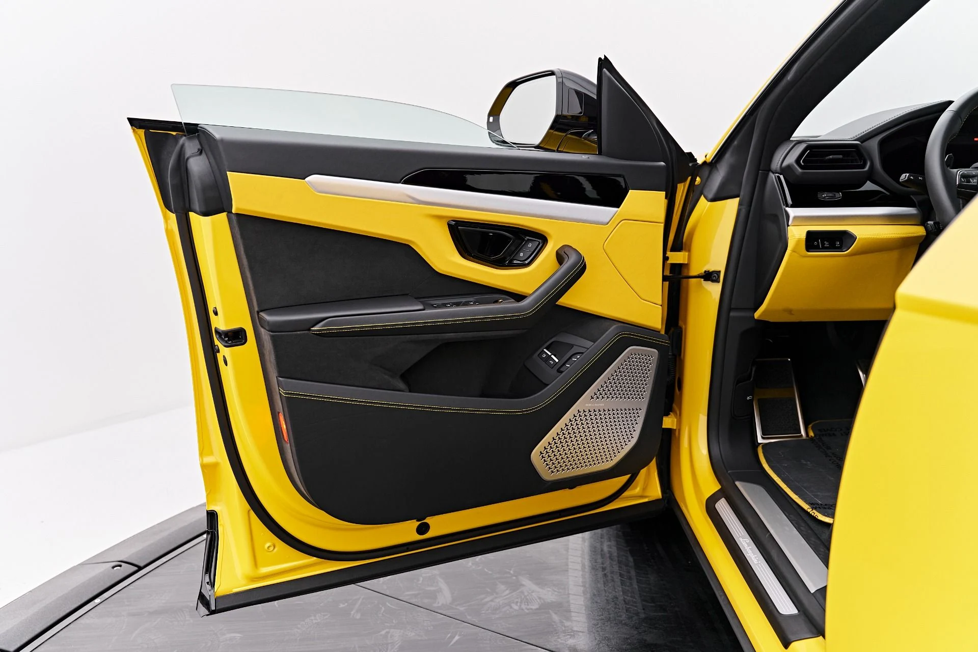 mph031_145311351_Used_2025_Lamborghini_Urus_SE_1788049894_cb5636e67f