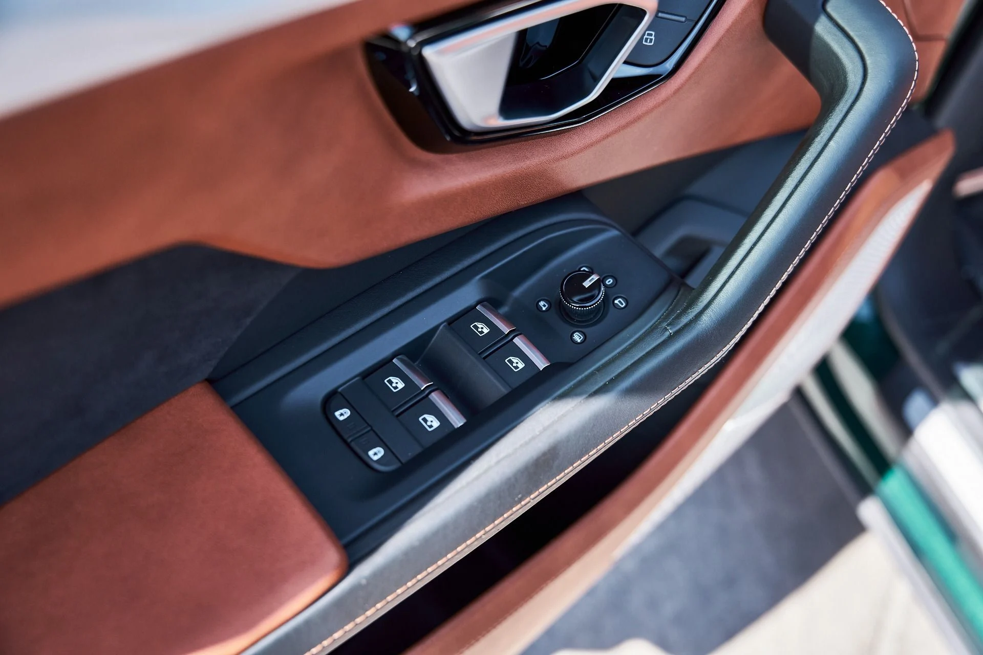 mph031_1472444976_Used_2023_Lamborghini_Urus_S_1771891296_5ba3eead17