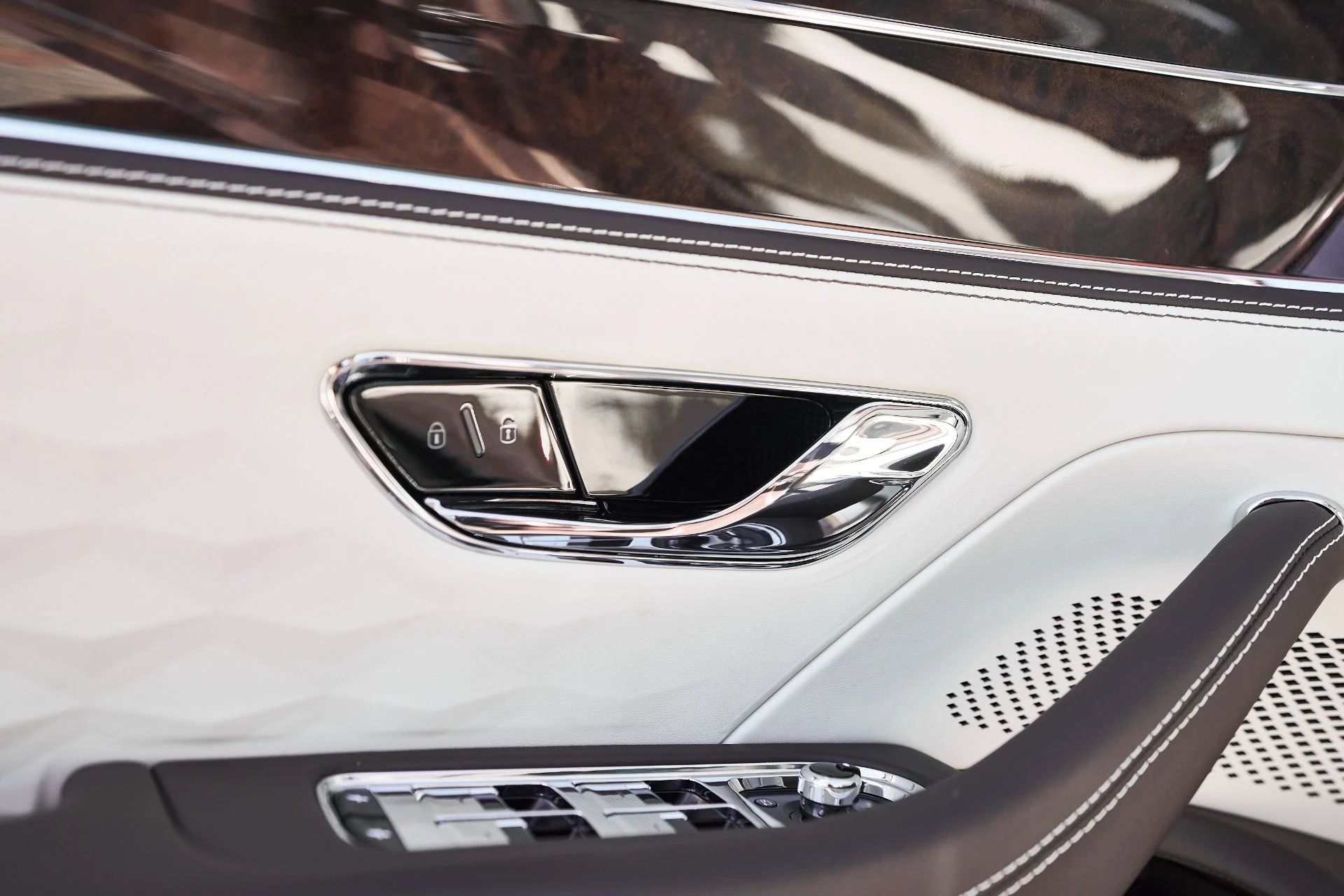 mph031_14897345_Used_2025_Bentley_Flying_Spur_Speed_1762569208_56af545fa2