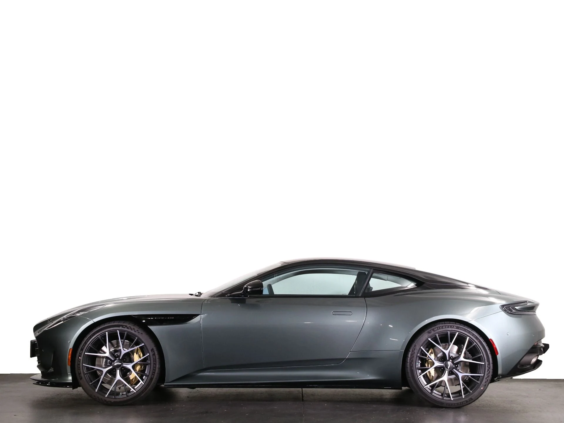 mph031_1490977555_New_2025_Aston_Martin_DB_12_1763585556_6939a26c62