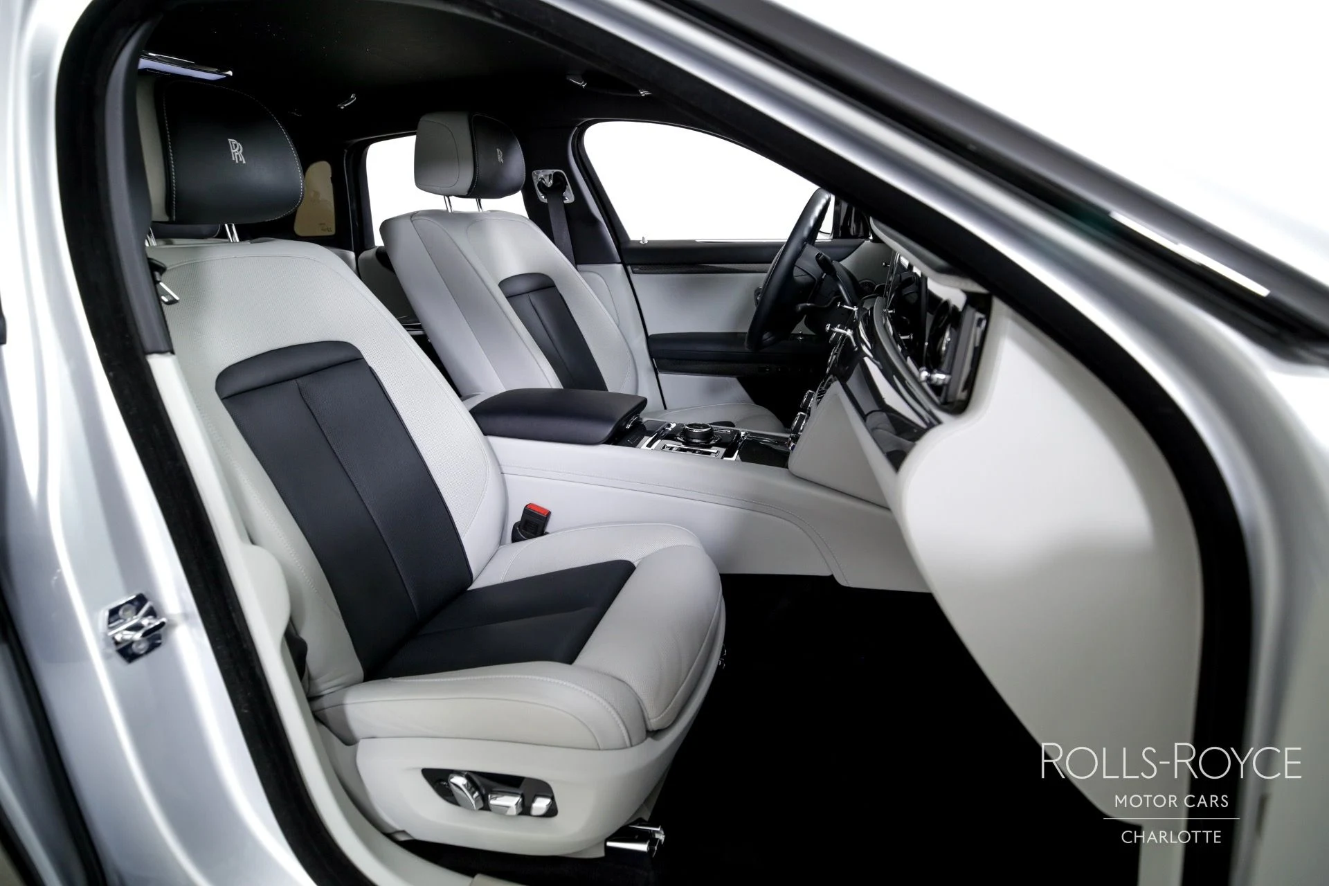 mph031_1543014610_Used_2022_Rolls_Royce_Black_Badge_Ghost_1713469373_1dcb5032de