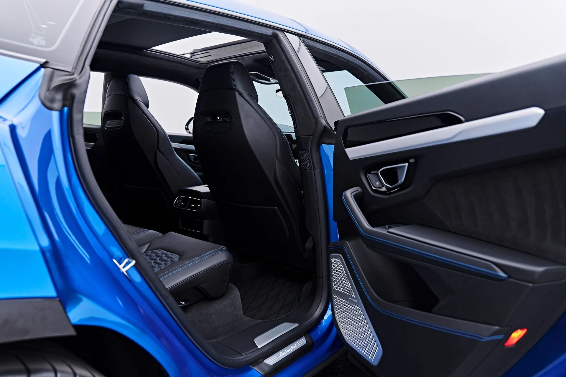 mph031_1545767312_Used_2020_Lamborghini_Urus_Base_1790959076_b71bbc16db