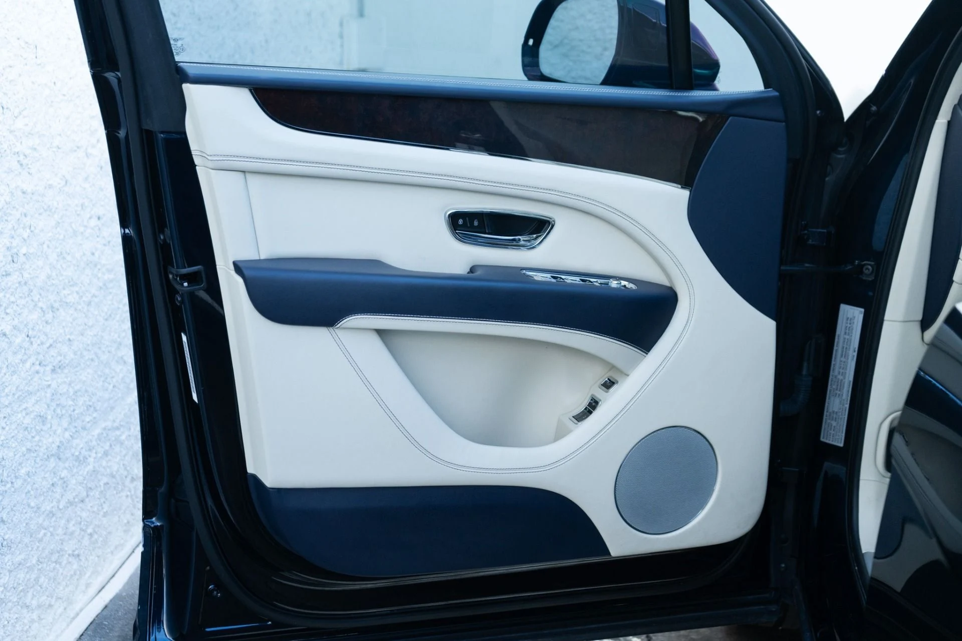 mph031_1546572891_Used_2024_Bentley_Bentayga_V8_1761672305_51da2cfec4