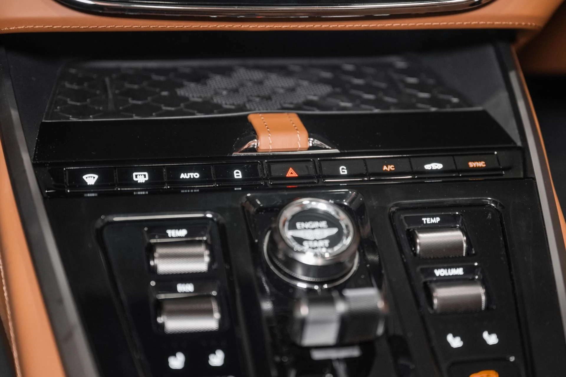 mph031_154934949_New_2026_Aston_Martin_DBX_707_1780939775_878b972848