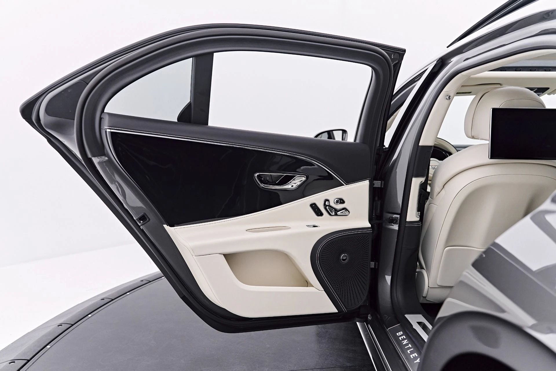 mph031_1558476102_Used_2022_Bentley_Flying_Spur_W12_1786226189_0a6e99d8bf