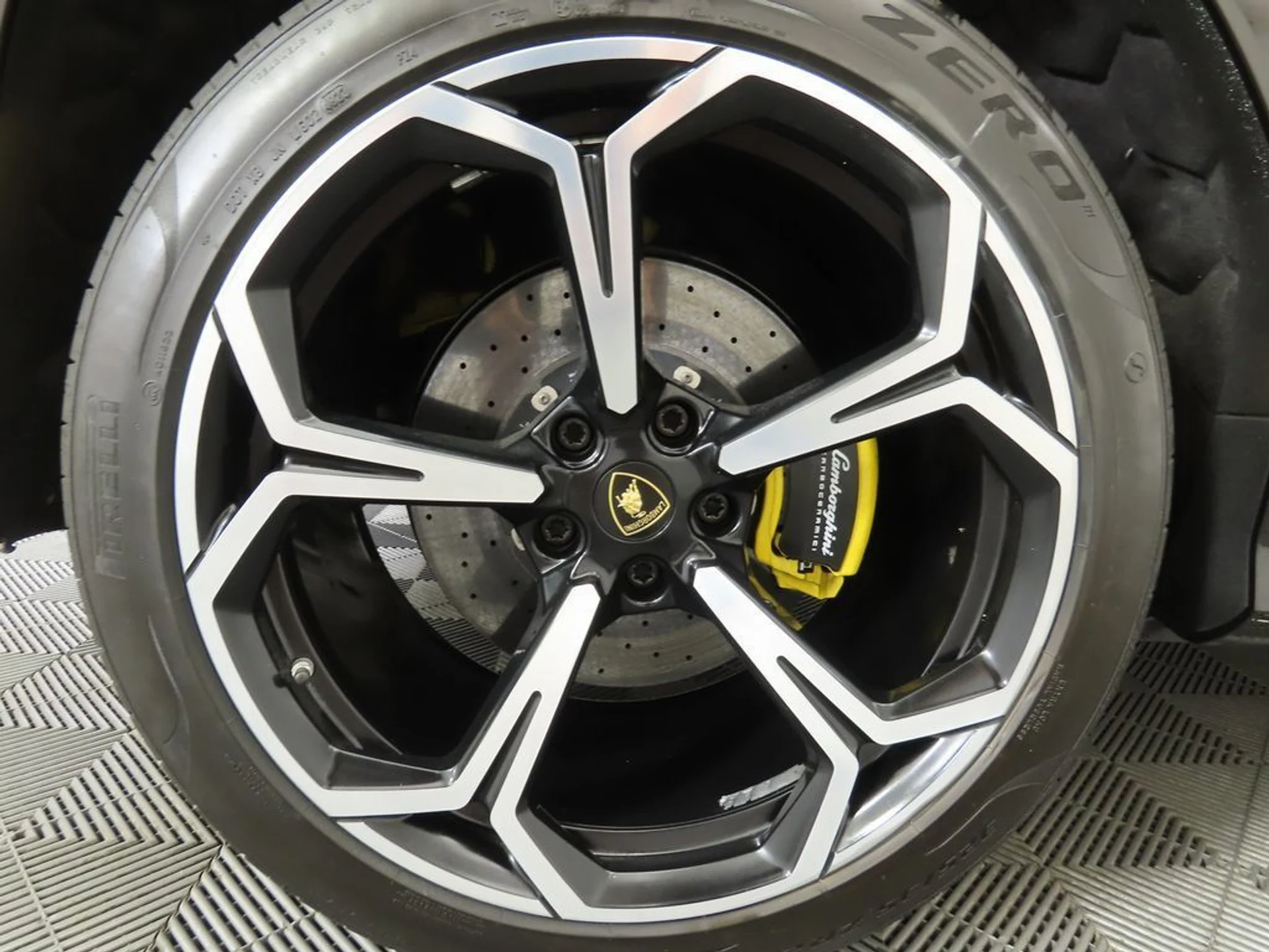 mph031_1560797175_used_2019_lamborghini_urus_awd_8119_22960416_32_1024_a267cfe2ee