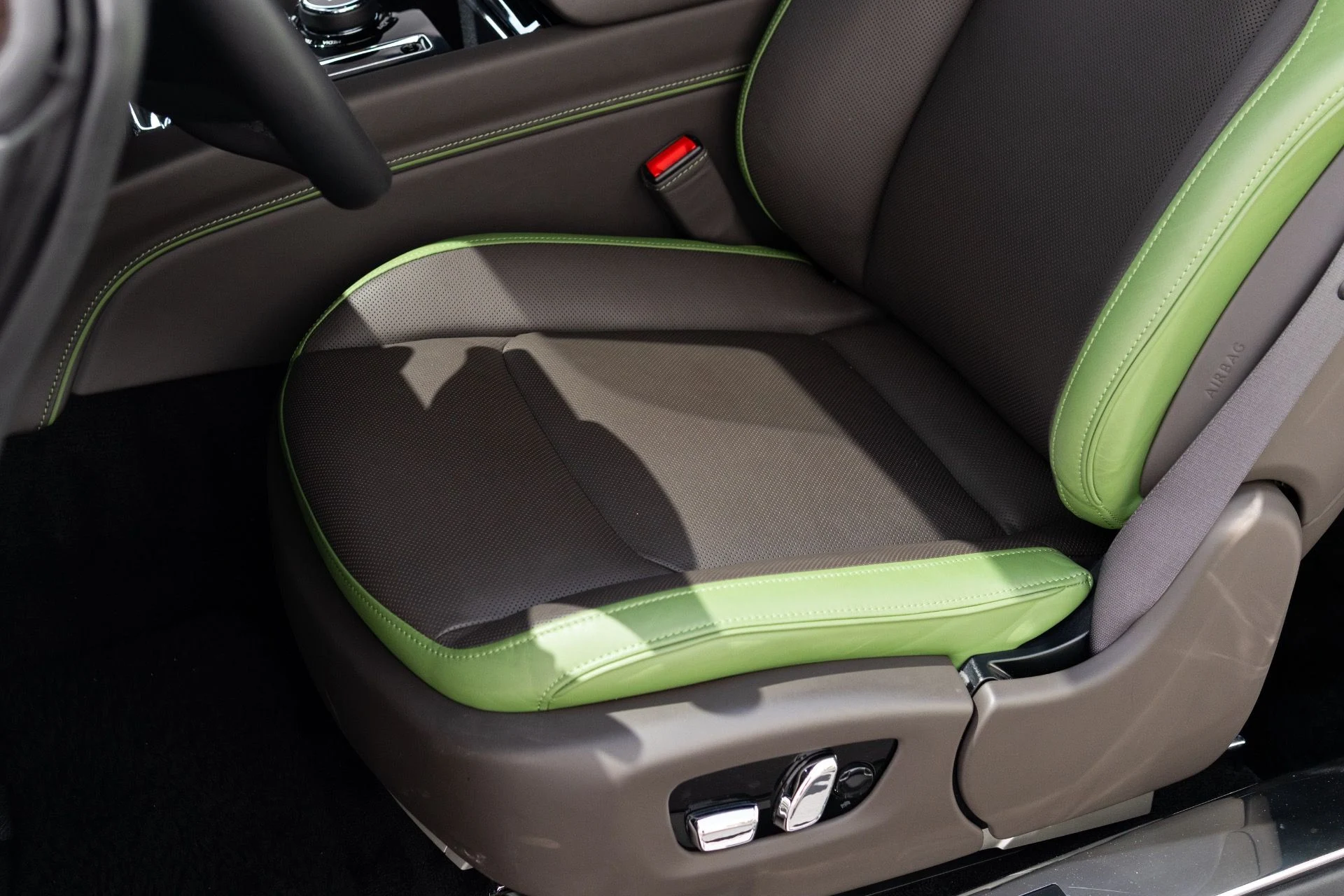 mph031_1569319137_Used_2024_Rolls_Royce_Spectre_1775023108_eeff175078