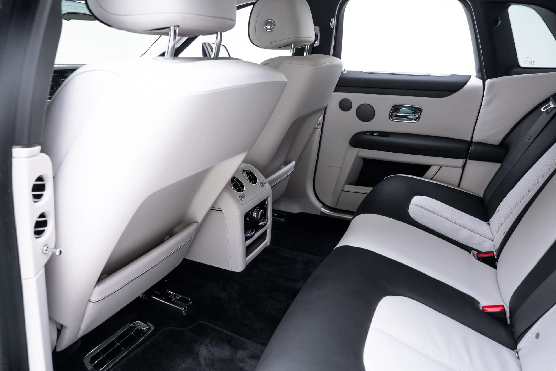 mph031_1569372851_Used_2022_Rolls_Royce_Ghost_1775153171_8fce8fc753