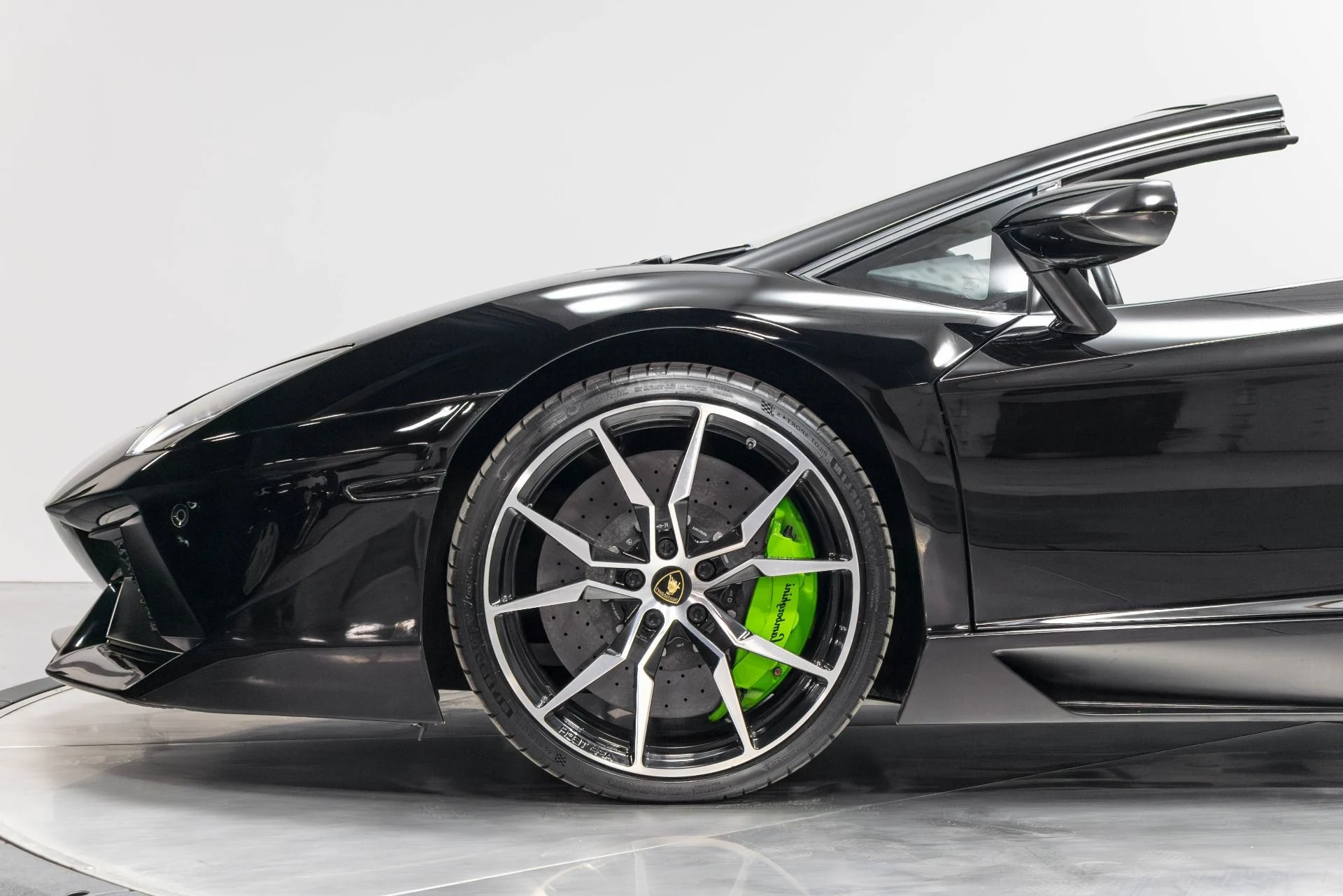mph031_1631952342_Used_2015_Lamborghini_Aventador_LP_700_4_1780593182_170ec5e041