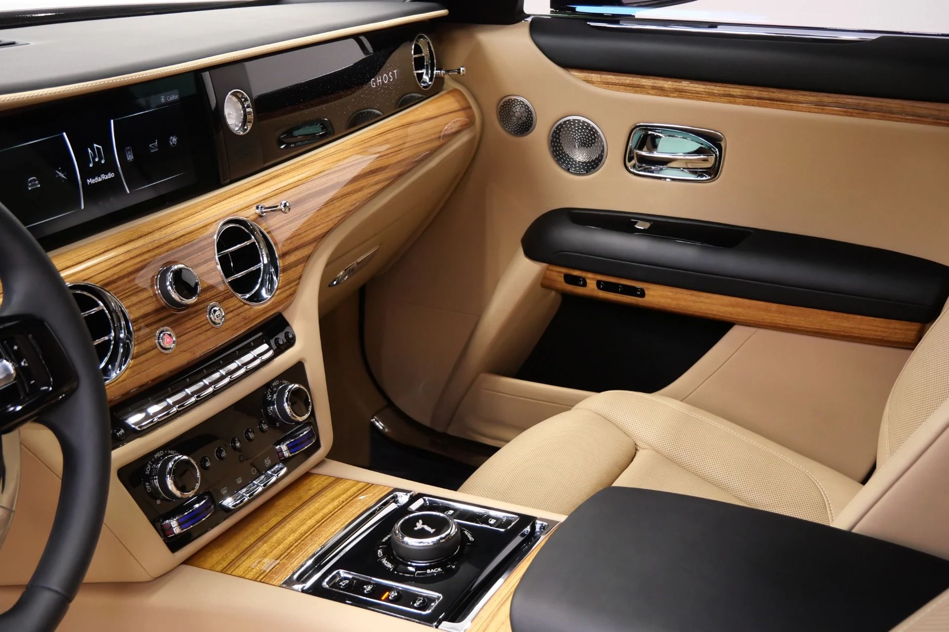 mph031_1632522542_Used_2022_Rolls_Royce_Ghost_1773938186_1527372b00