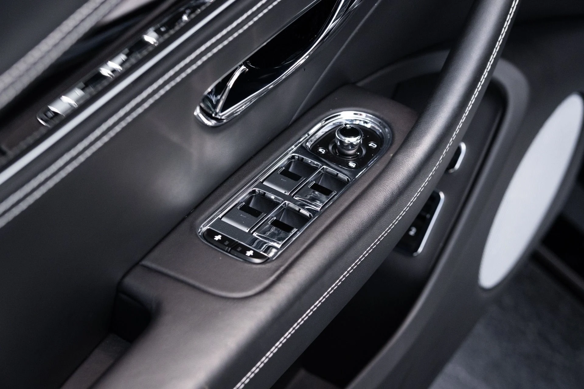 mph031_1700473025_Used_2023_Bentley_Flying_Spur_S_V8_1778782784_9bd942e454