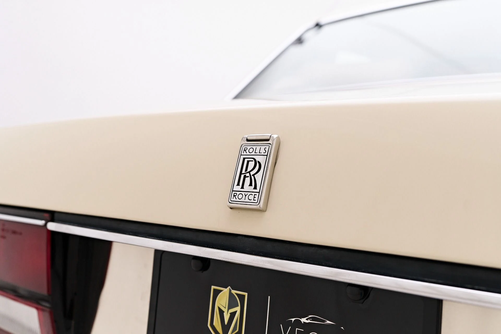 mph031_1715799975_Used_1990_Rolls_Royce_Silver_Spur_1755058774_97df2862b2