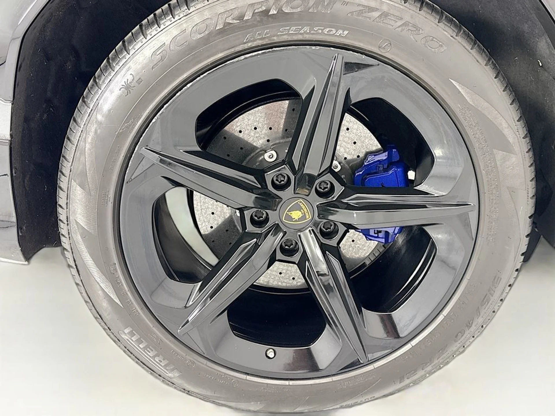 mph031_1743229322_used_2019_lamborghini_urus_awd_8119_23021211_32_1024_06d12a4265