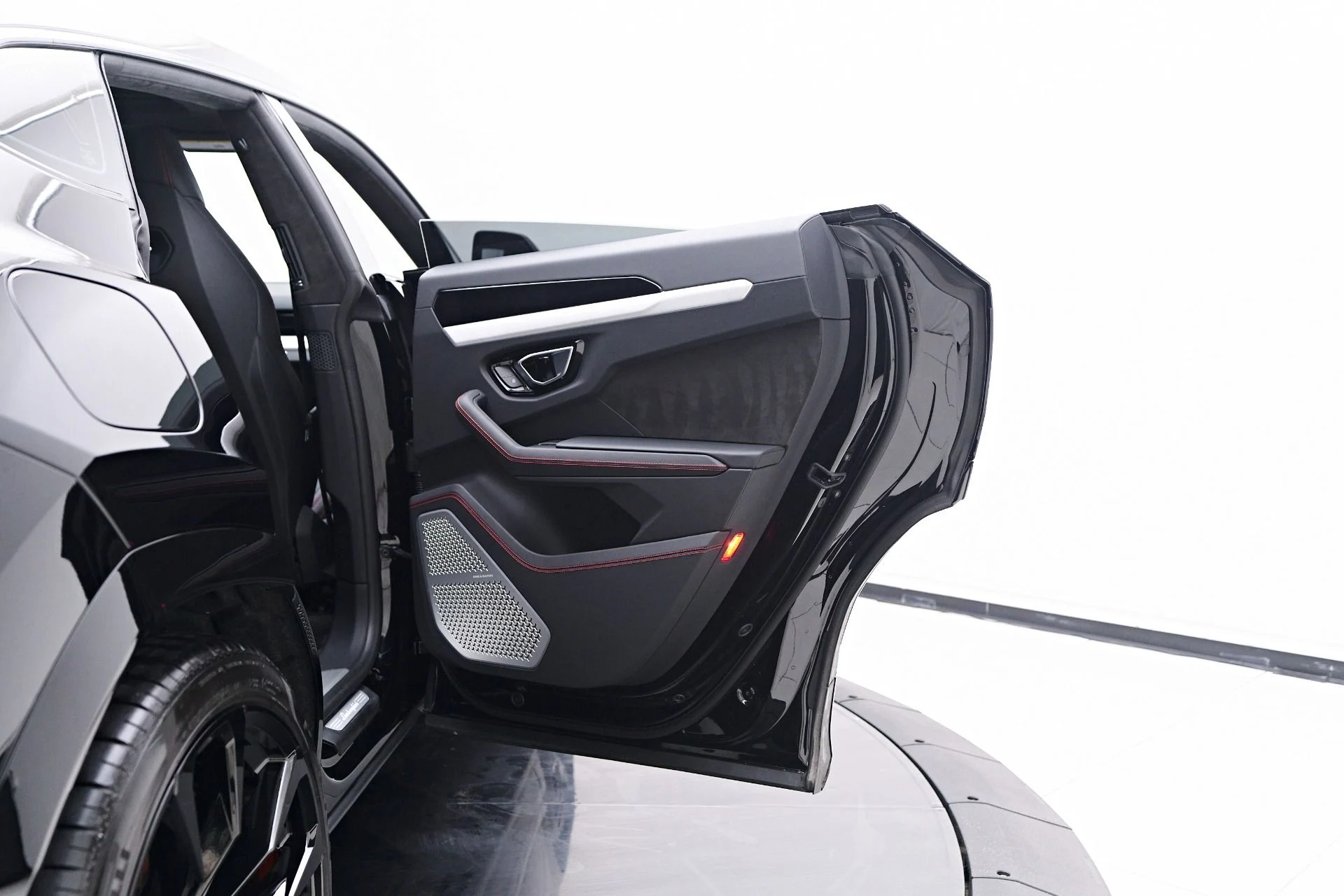 mph031_1750780432_Used_2022_Lamborghini_Urus_1753311555_0672871978