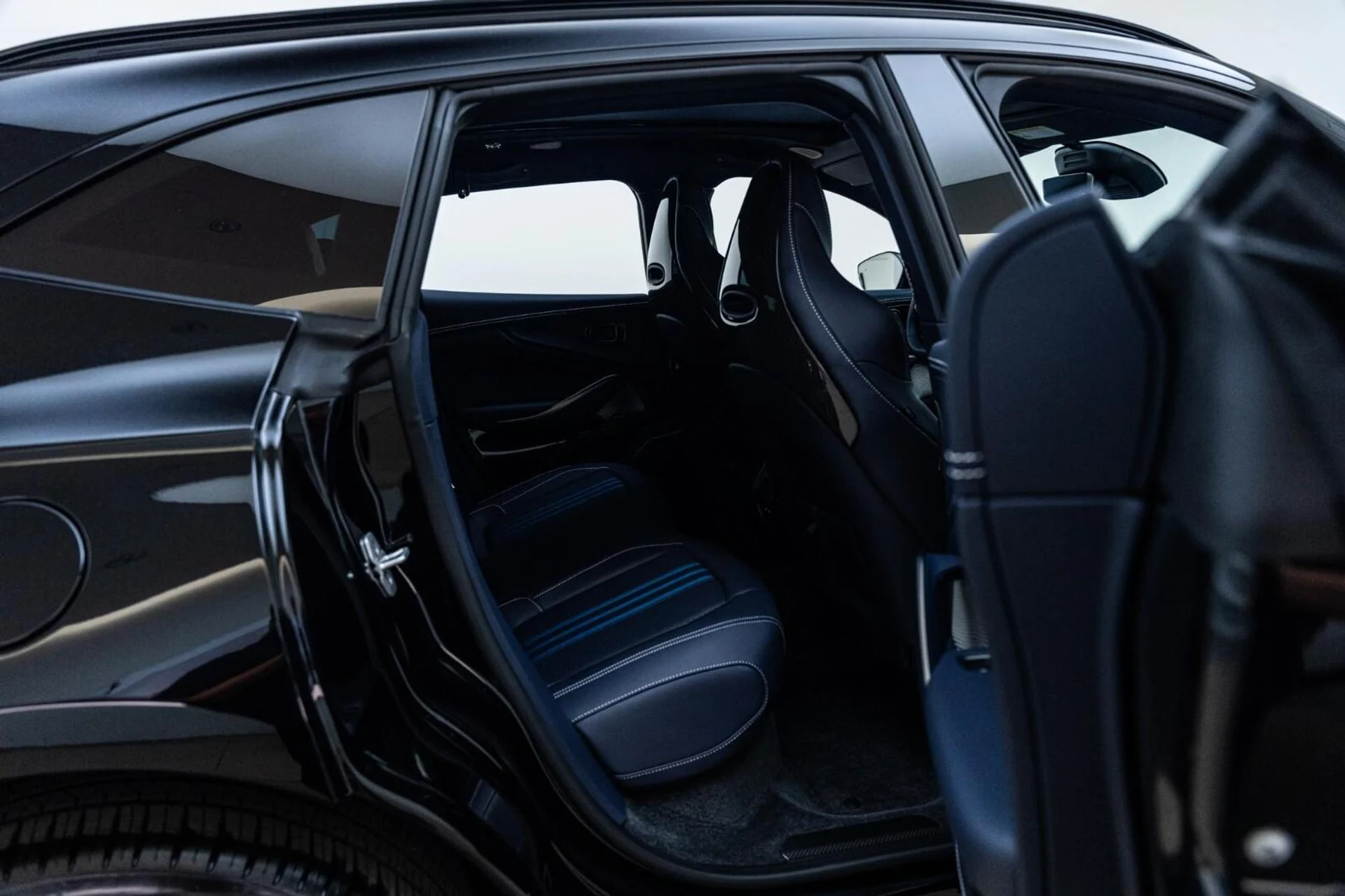 mph031_175535463_New_2025_Aston_Martin_DBX_707_AWD_1744624310_ce85d19307
