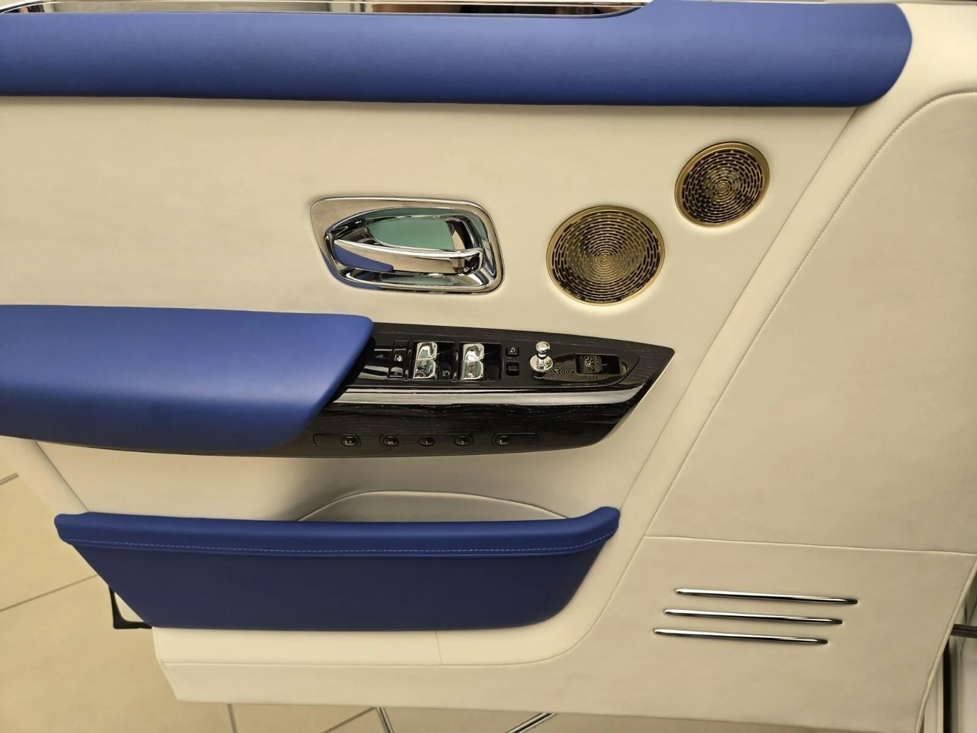 mph031_1792611513_Used_2023_Rolls_Royce_Phantom_1755413524_1d8e069dd5
