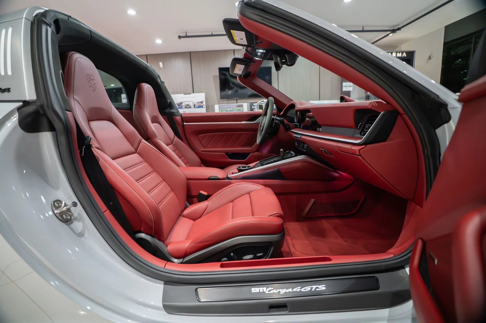 mph031_1833929214_11869_p32_l_5e4ade4fc8