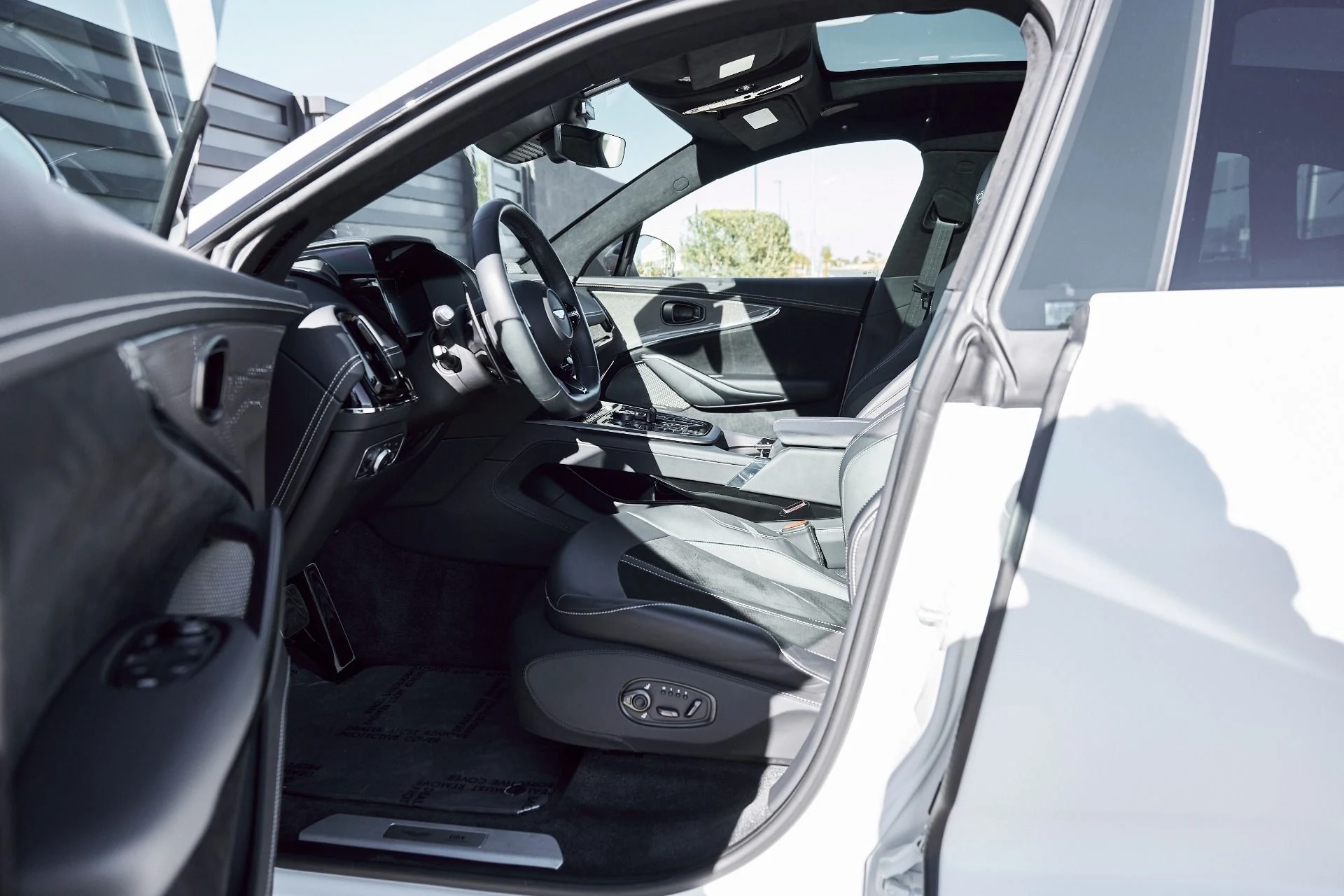 mph031_1866359011_Used_2025_Aston_Martin_DBX_707_1767063178_a7c0b1243a