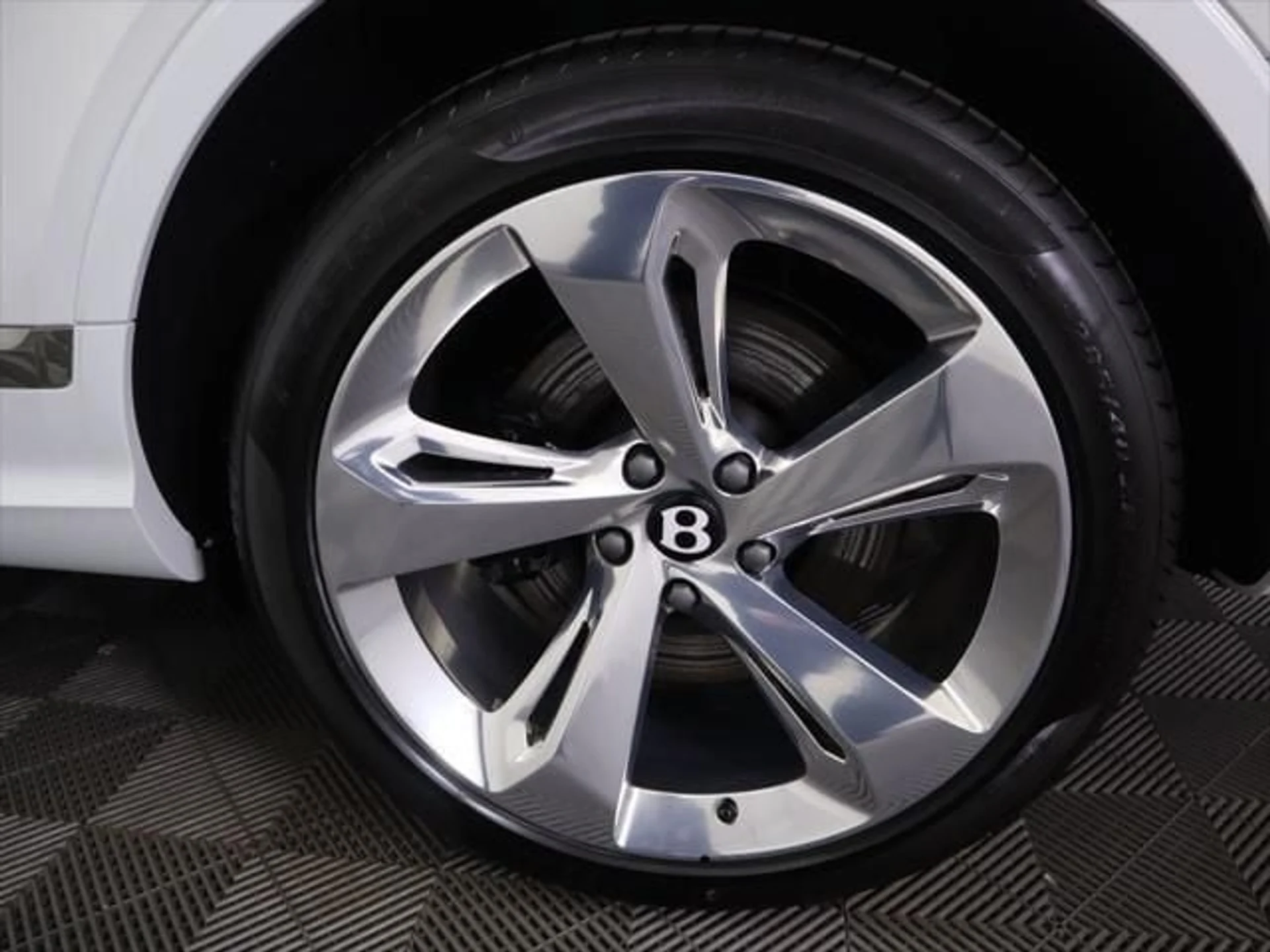 mph031_1871815898_used_2025_bentley_bentayga_ewb_v8awd_8119_23022887_32_640_be5095fc3c