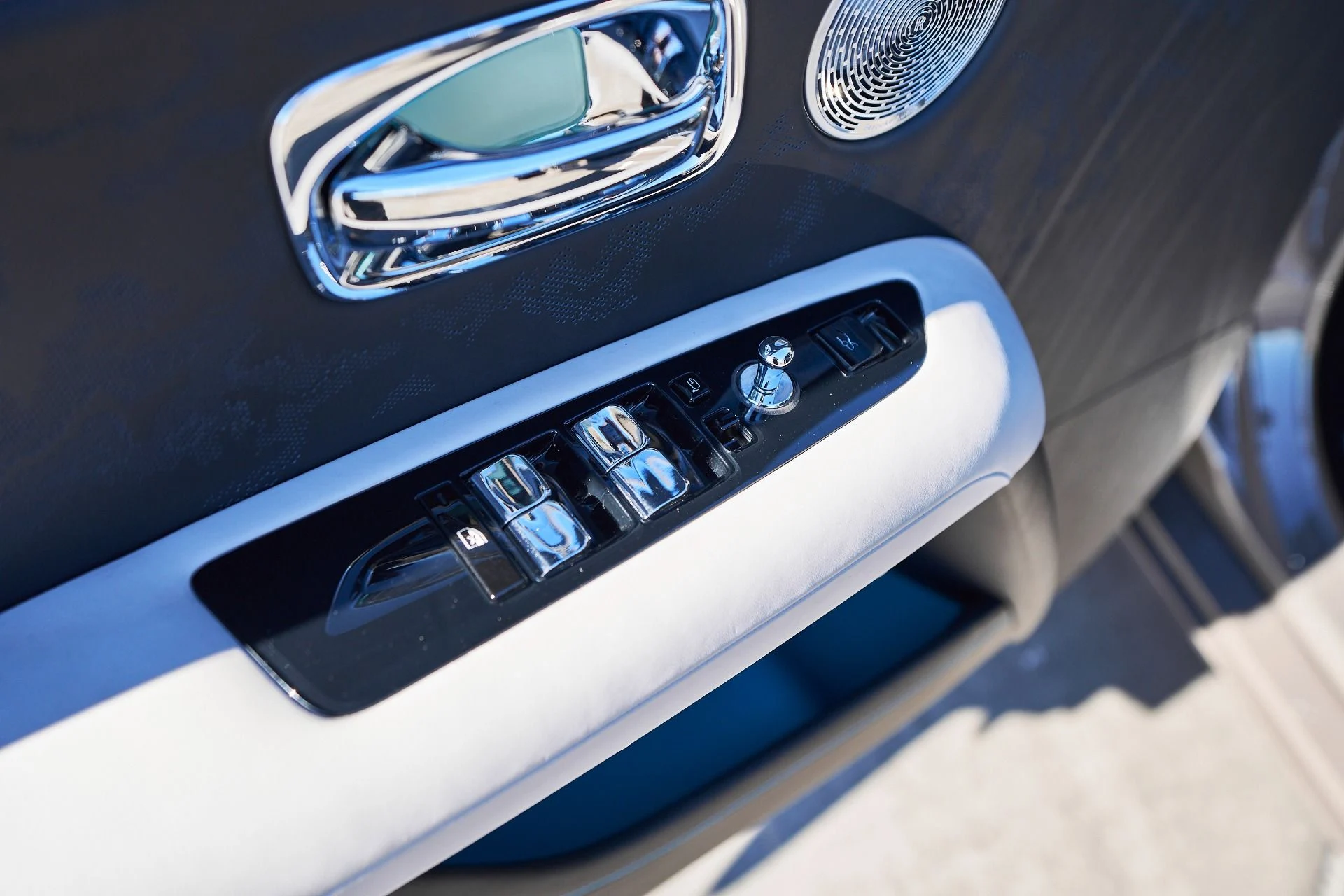 mph031_1878517306_Used_2025_Rolls_Royce_Ghost_Base_1765592192_788c9f6a33