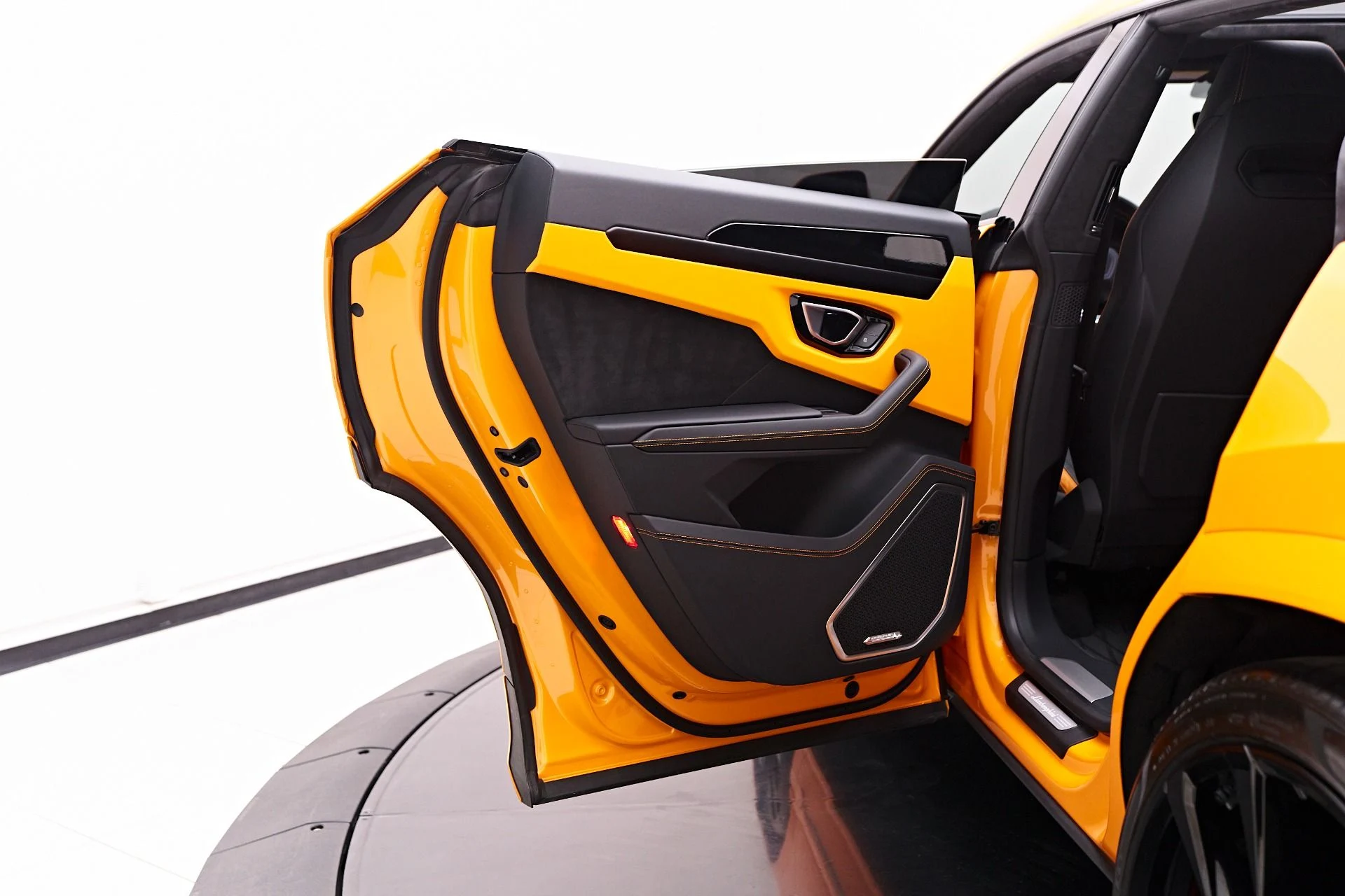 mph031_1891643631_Used_2023_Lamborghini_Urus_S_1747338722_843ec132ae