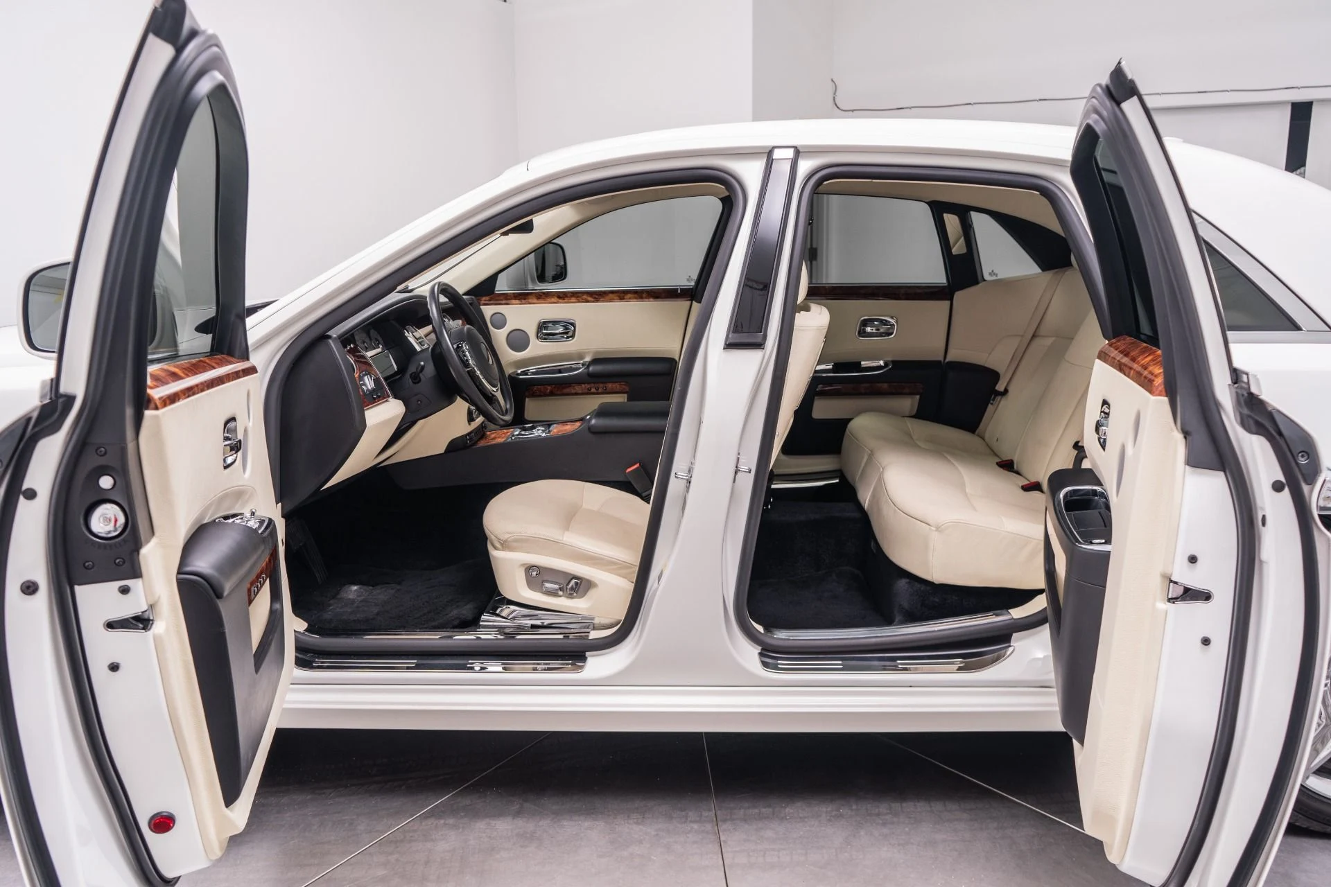 mph031_1892637157_Used_2010_Rolls_Royce_Ghost_1777319383_32a6241e07