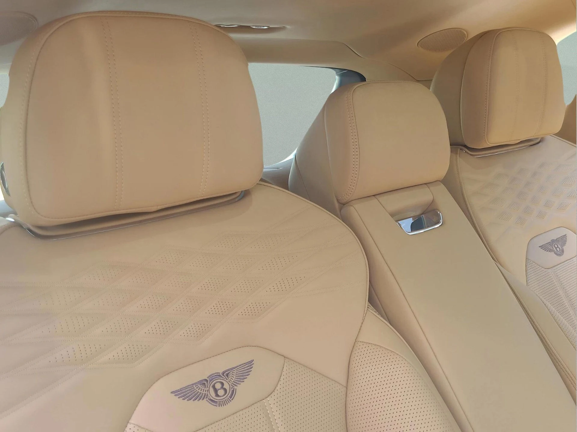 mph031_1905359440_bfcd0ba753bd1233236cf9facd0e139cx_ee3009784d