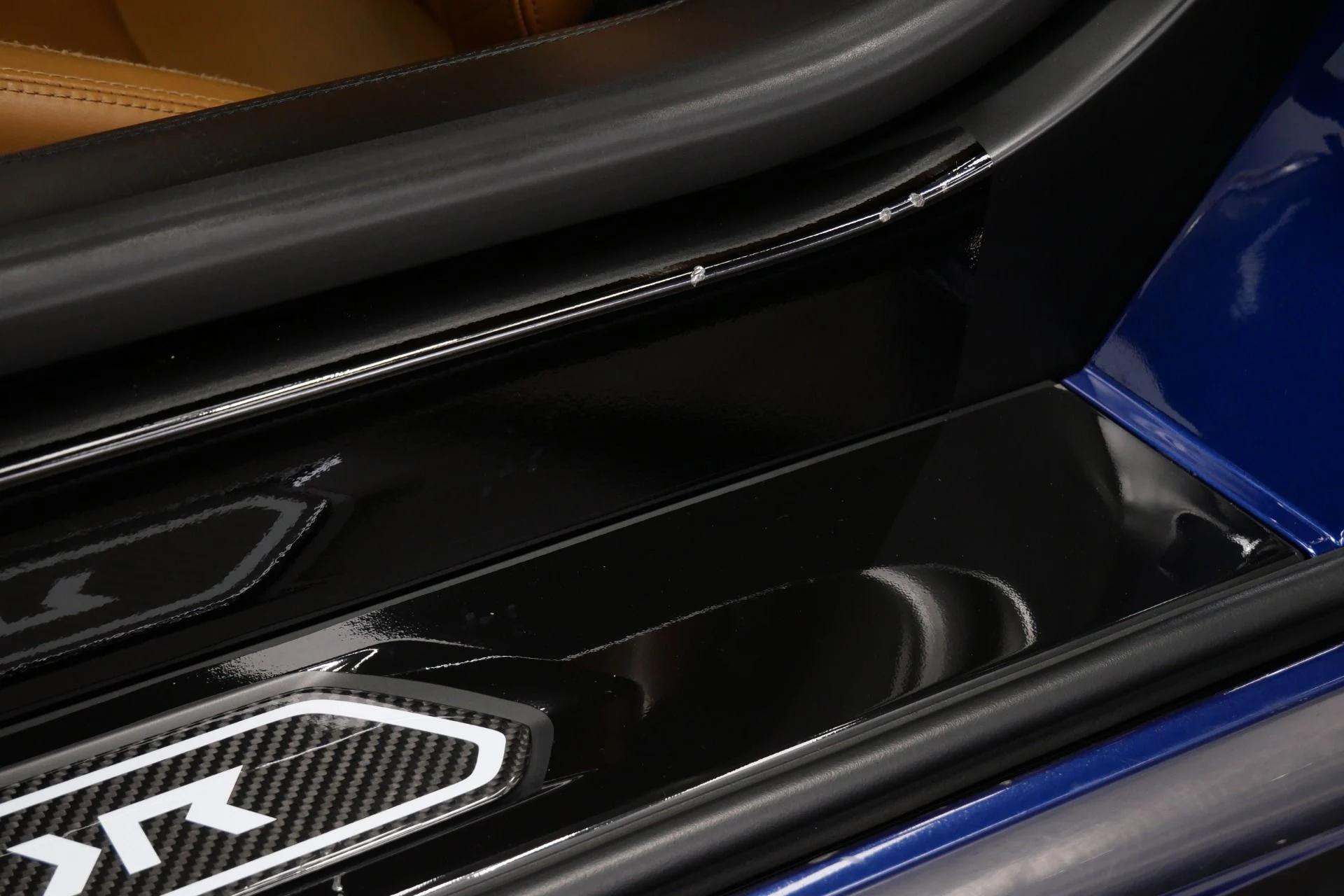 mph031_1918514585_Used_2014_Lamborghini_Aventador_LP_700_4_Beautiful_Color_Combination_Transparent_Engine_Bonnet_1774983686_cf33a733ce