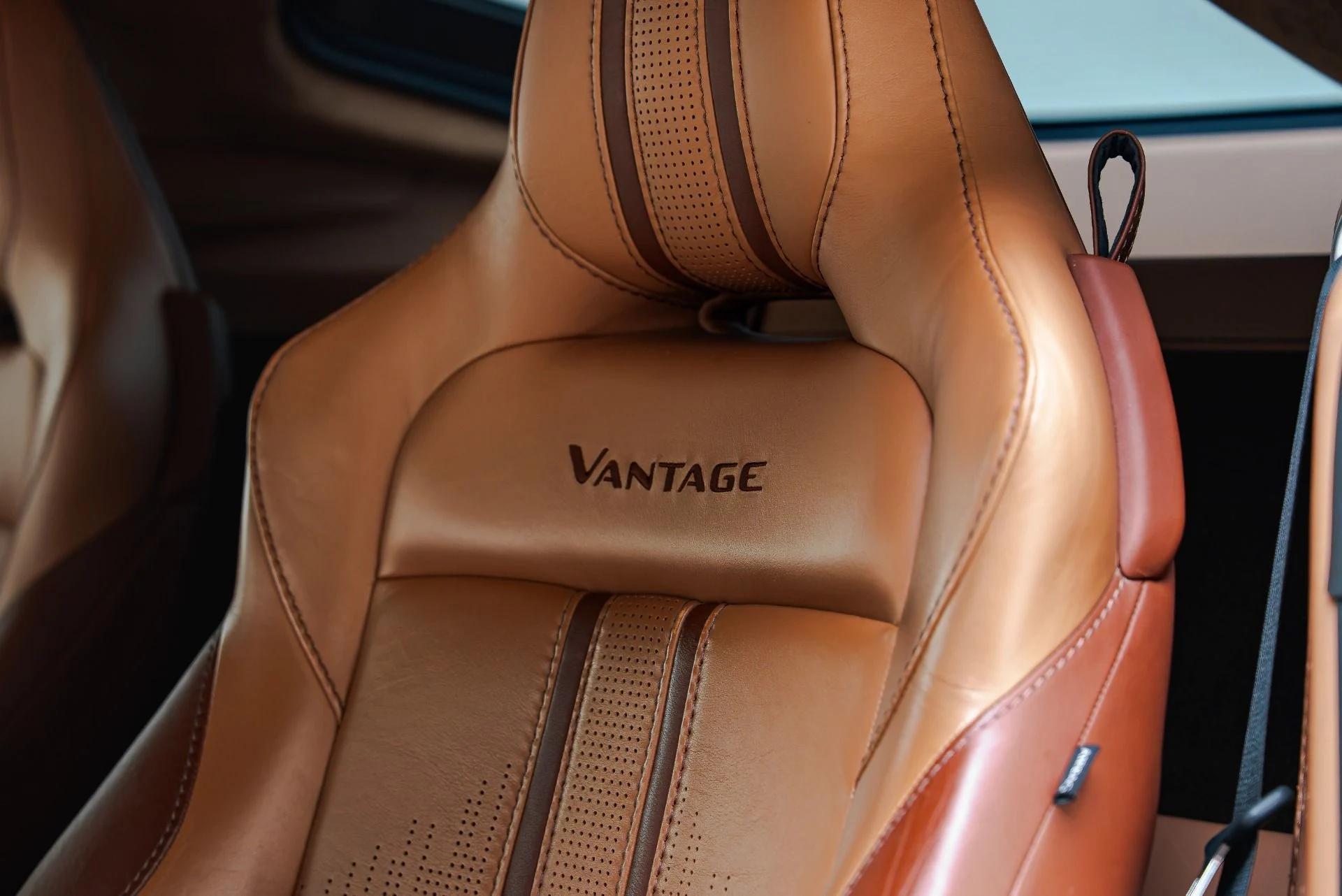 mph031_1935371319_Used_2019_Aston_Martin_Vantage_1793290928_00b4a57c5f