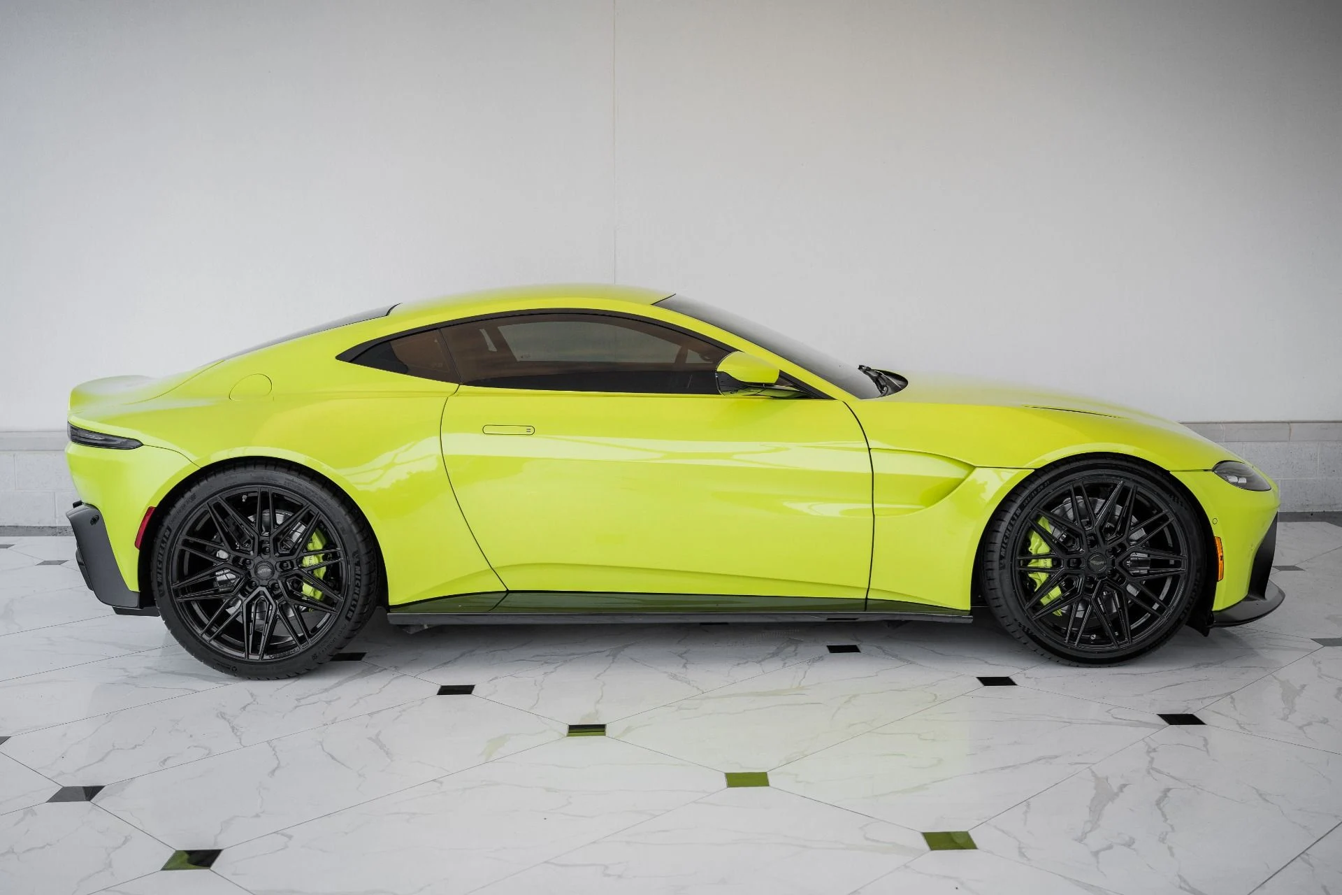 mph031_194241861_Used_2020_Aston_Martin_Vantage_V8_Coupe_1690551431_29fa3f02b9